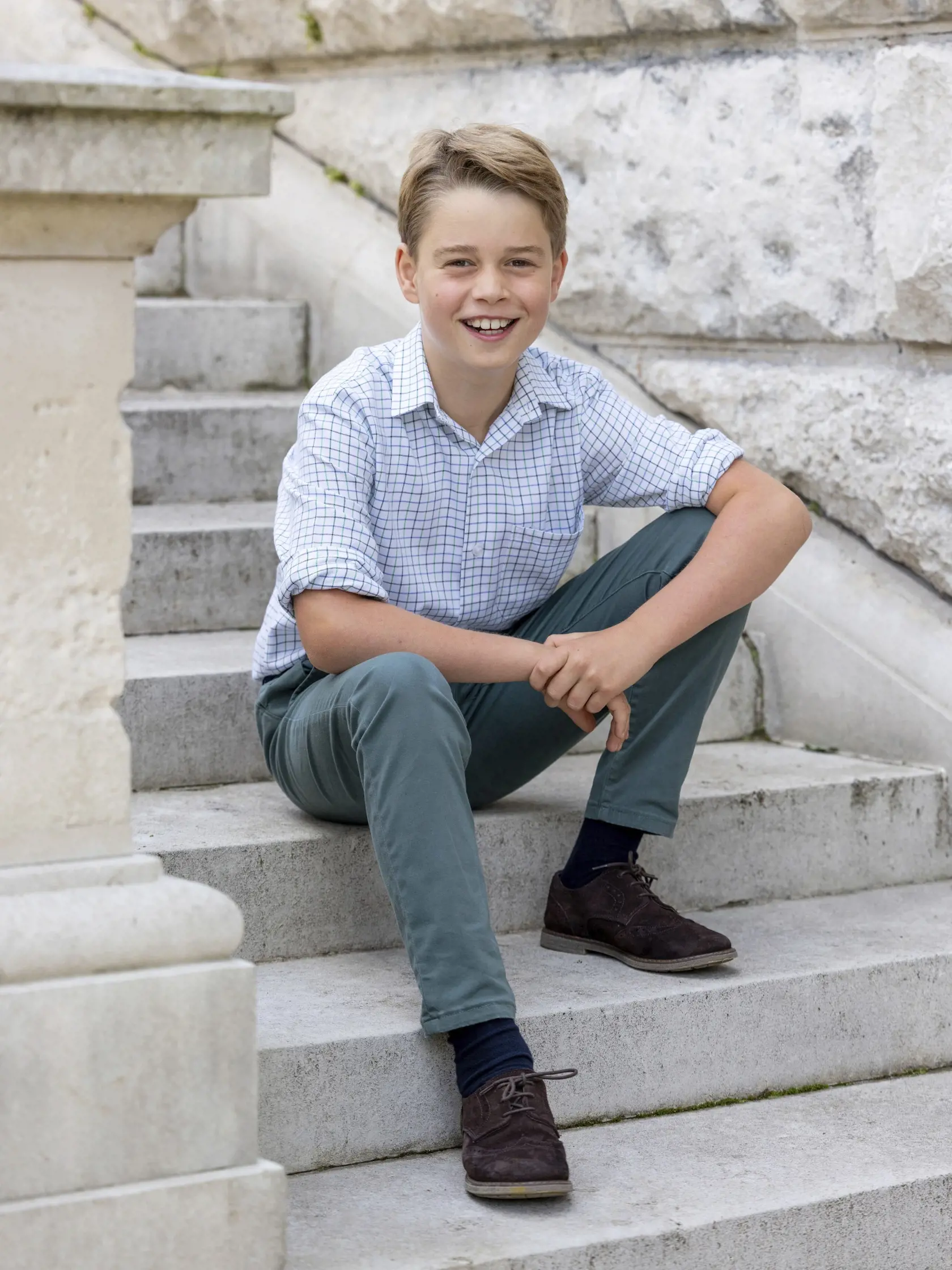 EBE 27 Windsor - Kensingtonský palác zverejnil novú fotografiu princa Georgea, ktorý túto sobotu oslavuje svoje desiate narodeniny. Autorkou snímky tentoraz nie je Georgeova matka princezná z Walesu, ale profesionálna fotografka. Na nedatovanej snímke je zobrazenie britského princa Georgea, ktorý bol nasnímaný tento mesiac vo Windsore v Anglicku pred svojimi 10. narodeninami v sobotu 22. júla 2023. FOTO TASR/AP

This undated photo released by Kensington Palace on Friday July 21, 2023 shows Brita