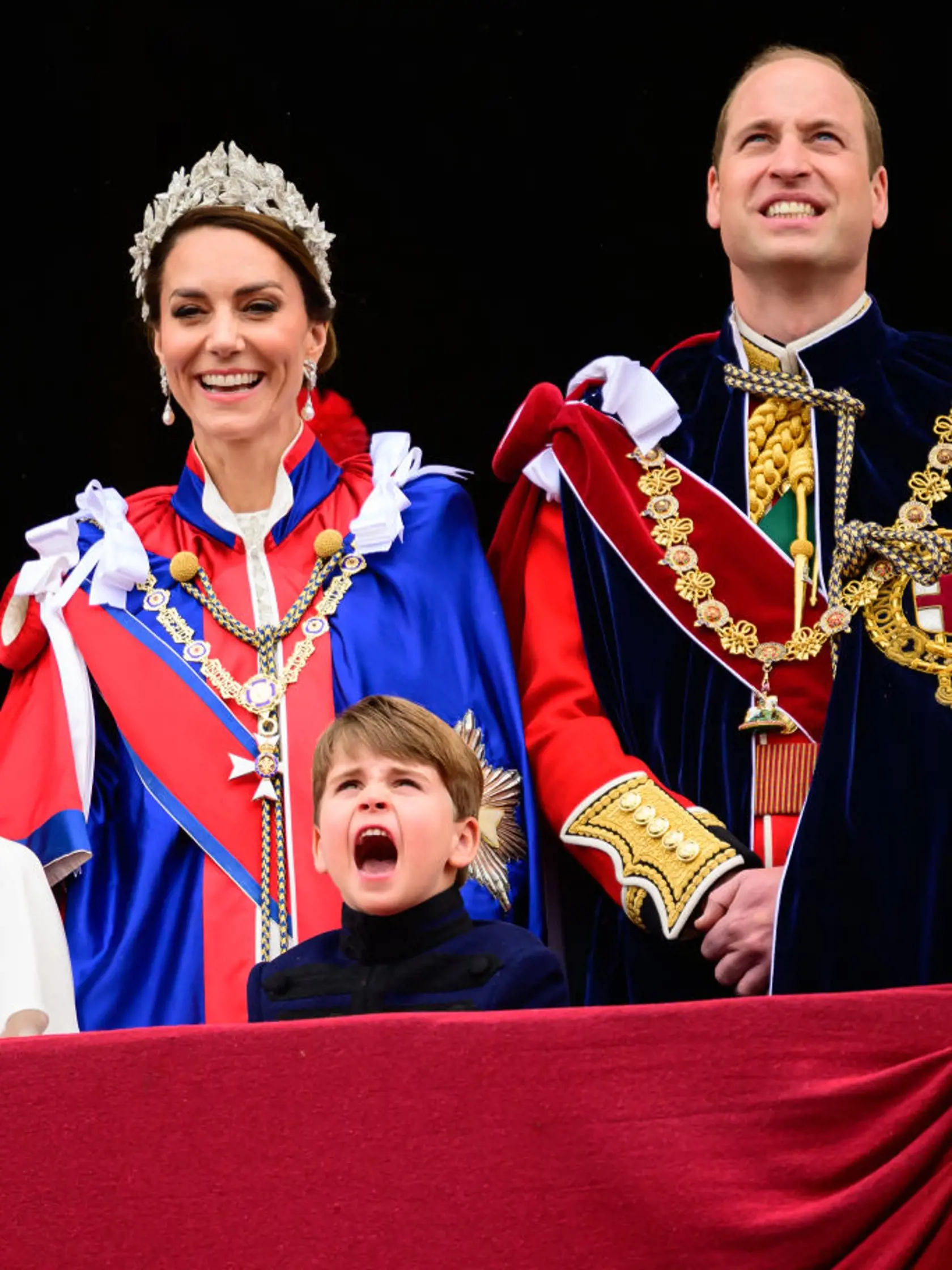 Princ Louis predviedol počas korunovácie plejádu grimás.