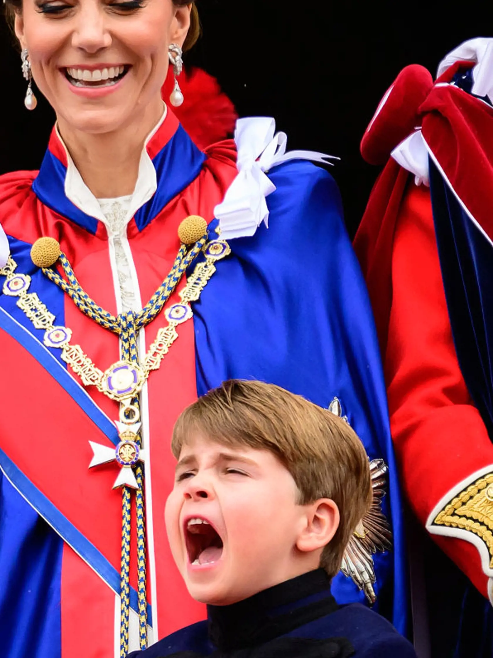 Princ Louis predviedol počas korunovácie plejádu grimás.