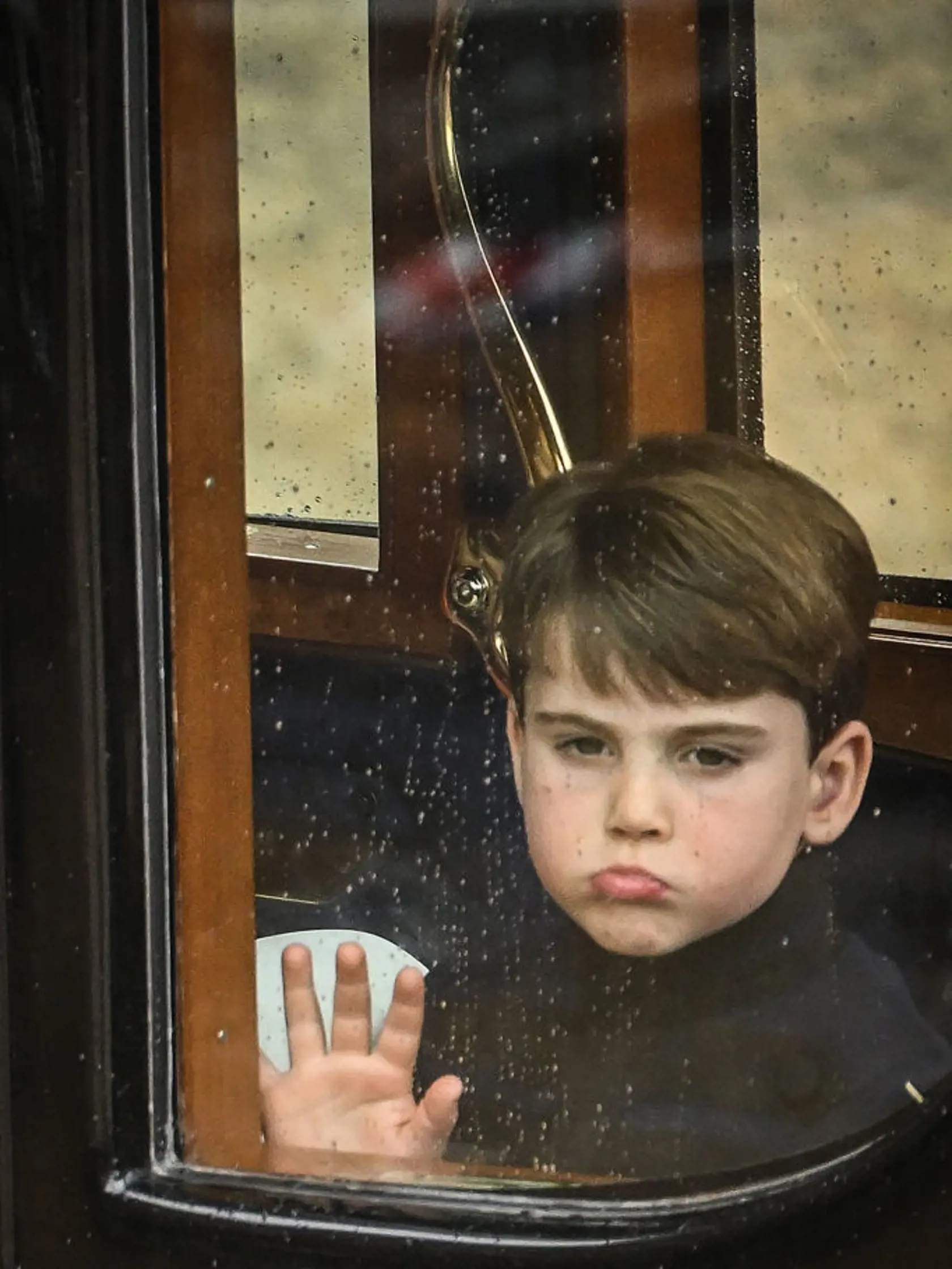 Princ Louis predviedol počas korunovácie plejádu grimás.