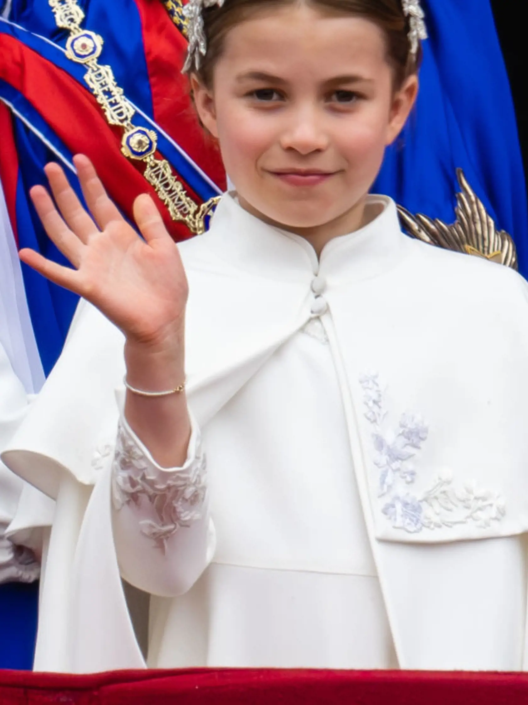 Upcyklované šaty: Biele šaty, ktoré mala princezná Charlotte na korunovácii Karola III. pravdepodobne využila aj na prehliadke Trooping the Colour, kde na ne pridali golier a červený opasok.