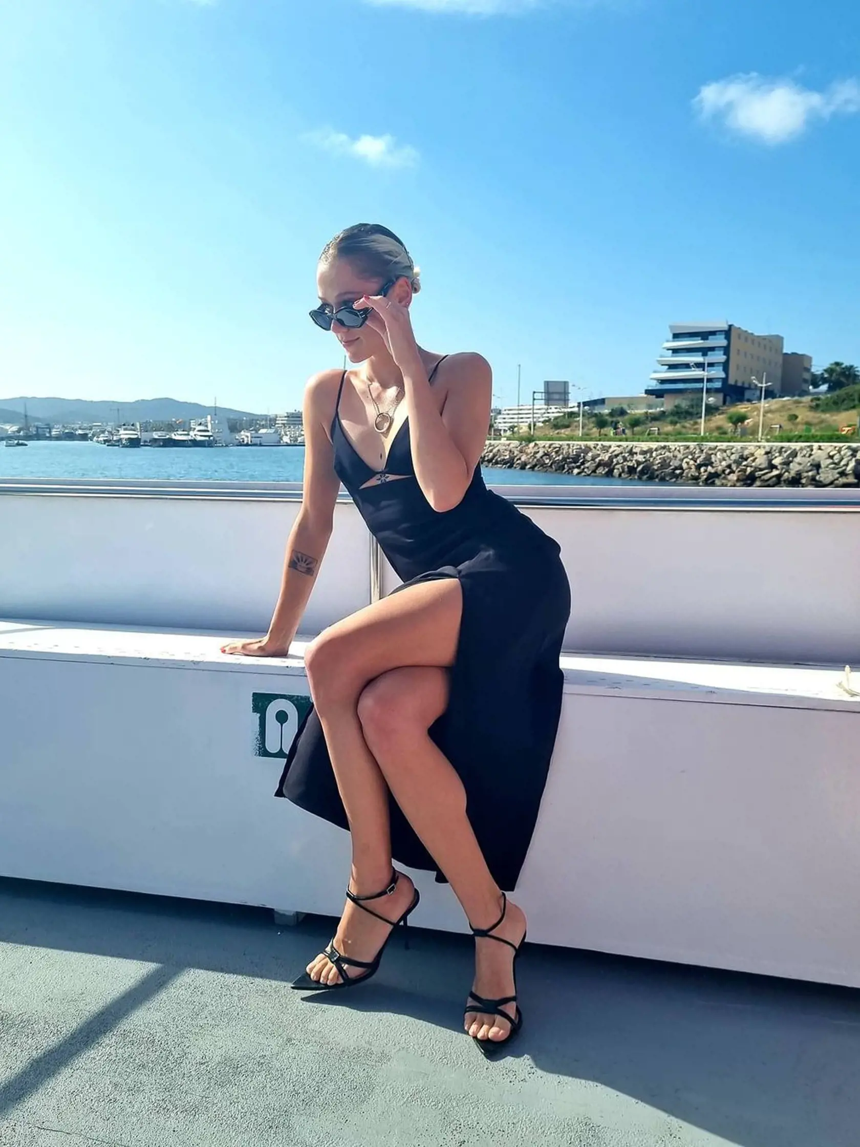 Emma posiela zo spoločných dovoleniek aj takéto pozdravy.