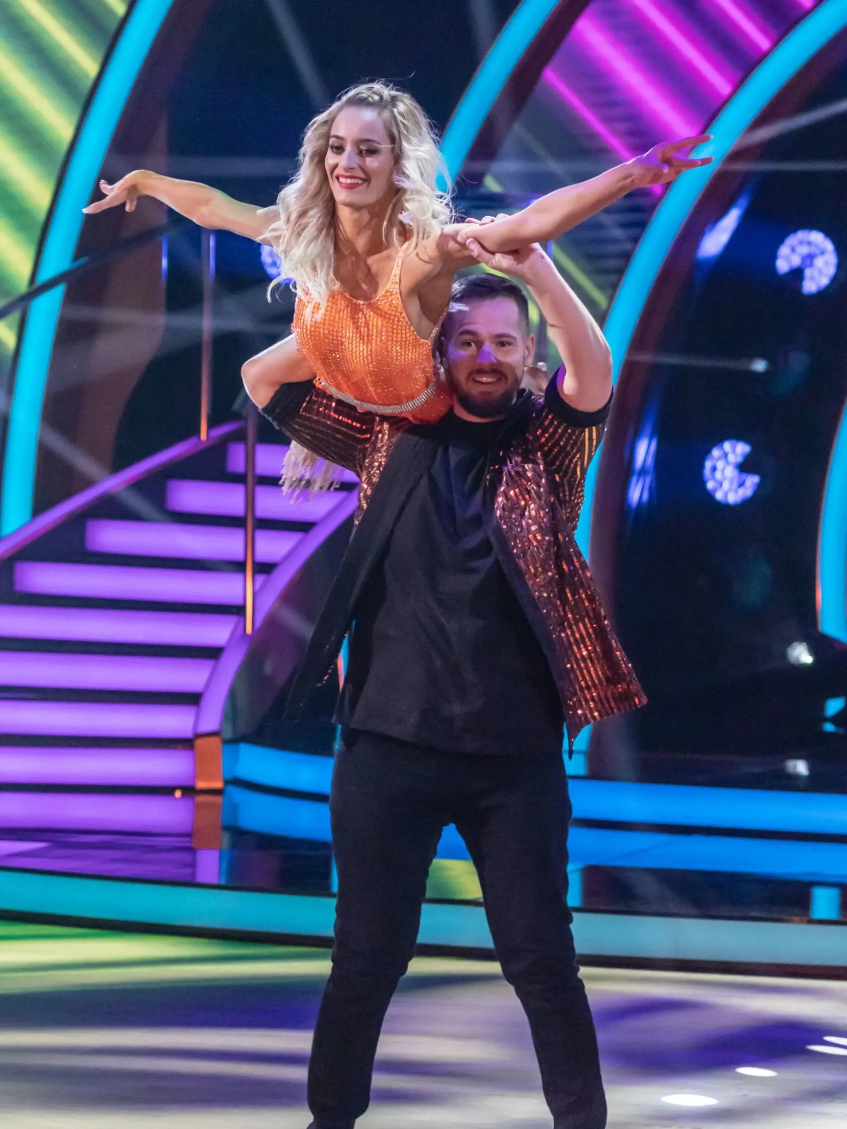 Fero Joke a Vanesa Indrová počas vystúpenia prvého kola. Komik a tanec nie sú príliš kamaráti, no Feto sa teší, že aspoň v tejto súťaži schudne.