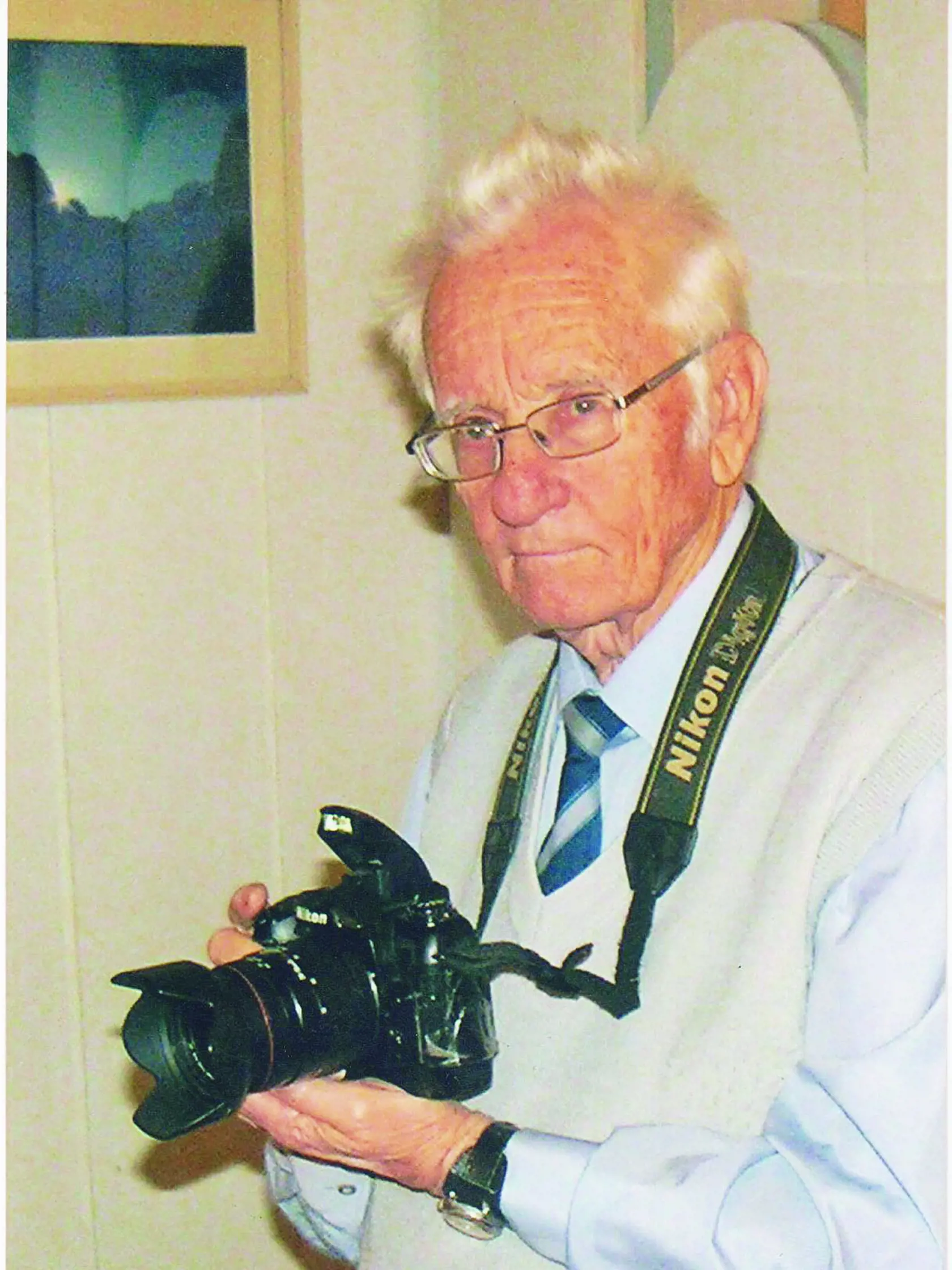 Fotografovi Róbertovi Berenhautovi súdruhovia zakázali fotografovať, napriek tomu niekoľko fotografií vyhotovil.