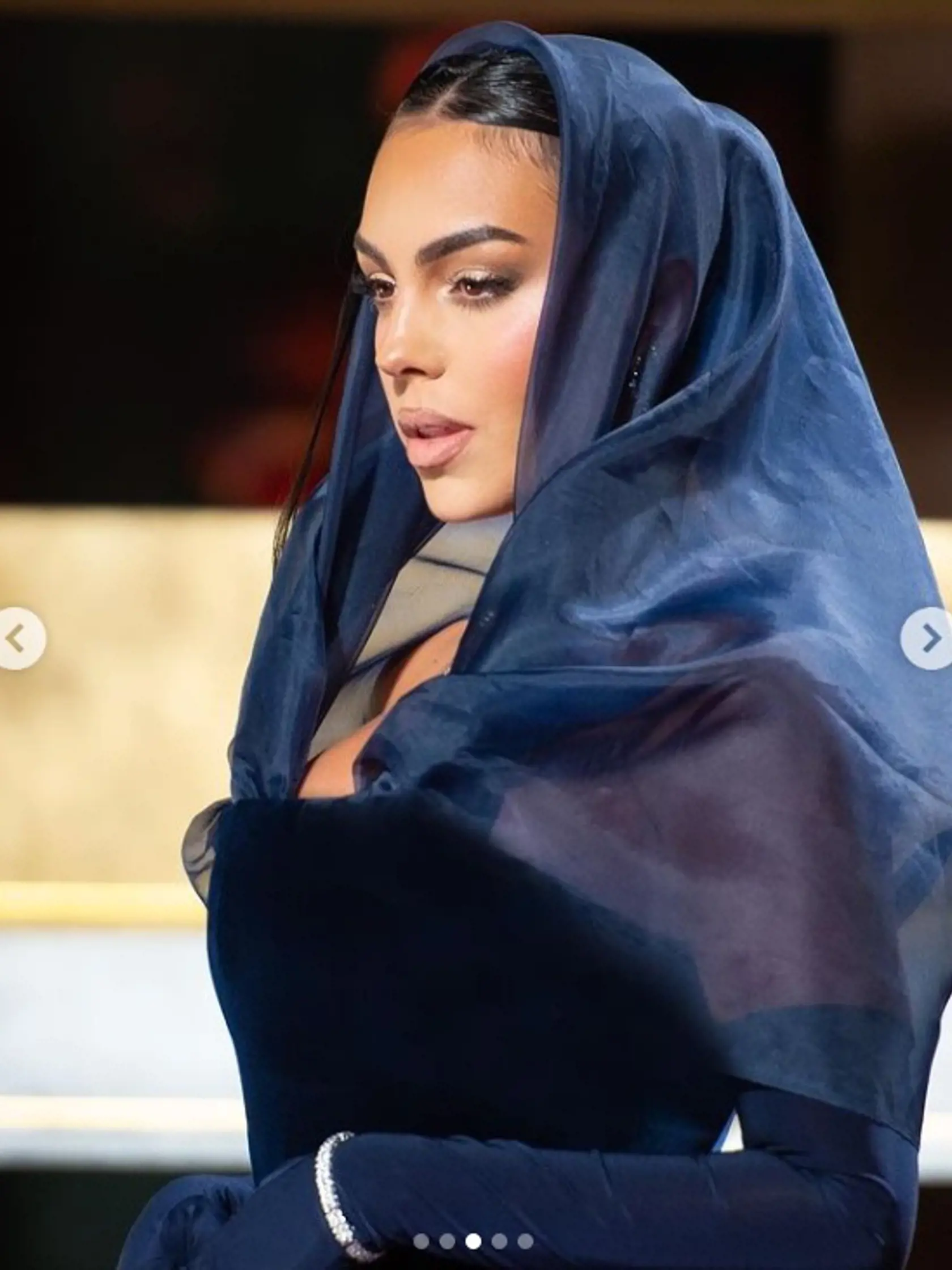 Georgina Rodríguez sa začala v Saudskej Arábii obliekať v medziach ich zvykov, ale stále tam zostalo niečo provokačné.