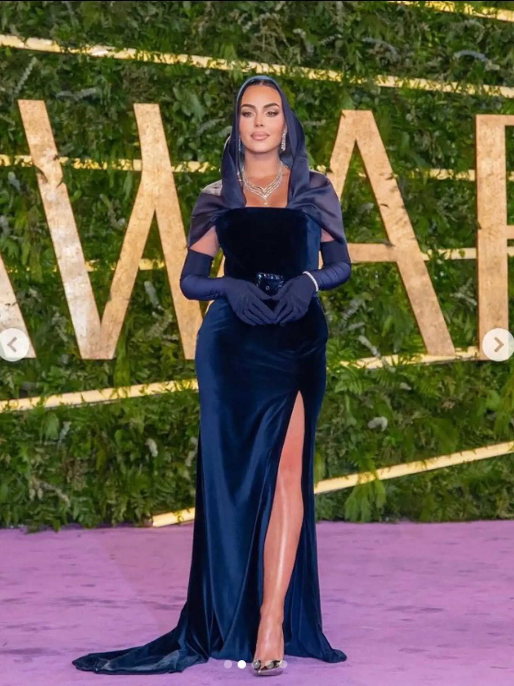 Georgina Rodríguez sa začala v Saudskej Arábii obliekať v medziach ich zvykov, ale stále tam zostalo niečo provokačné.