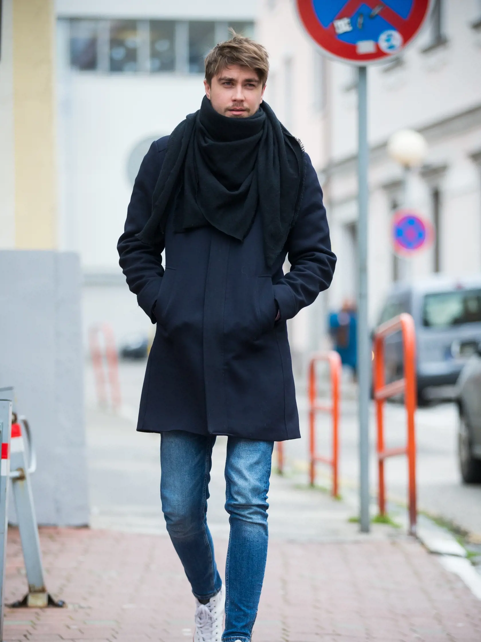 Herec Dárius Koči pri rozhovore.