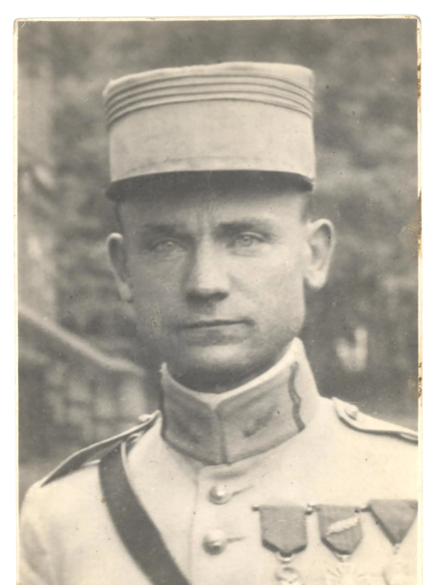 Politik, astronóm, vojak, od roku 1918 generál francúzskej armády Milan Rastislav Štefánik nebol  typickým krásavcom. Hoci na najznámejšej fotografii vo francúzskej vojenskej uniforme to tak vyzerá. V skutočnosti to bol nízky muž, chudučkej postavy s hrubým nosom a jazvami po kiahňach. Jeho prenikavé modré oči však očarili mnohé ženy. Jeho šarmu neodolala ani Milada Vrchlická, dcéra  profesora a českého básnika Jaroslava Vrchlického. Zapozerala sa do neho aj madame Claire Boas de Jouvenel, manželka významného francúzskeho liberála a spisovateľa. Pri nohách mu ležali aj ďalšie krásky z významných a vznešených rodín.
