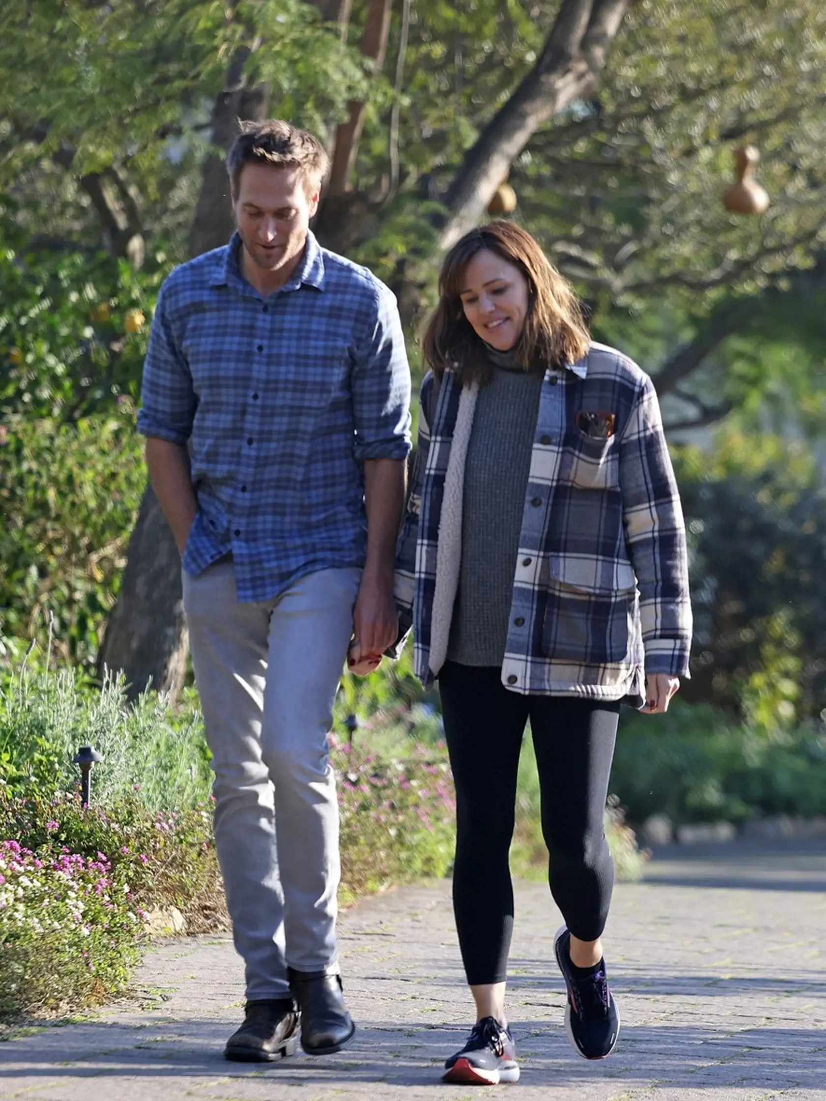 Herečka Jennifer Garner (50) sa po rozvode s Ben Affleckom neobjavovala na verejnosti so žiadnym mužom. Hoci sa šepkalo o jej novom vzťahu s podnikateľom Johnom Millerom (45) už dlhšie, známa dvojica vyšla s pravdou von až teraz.