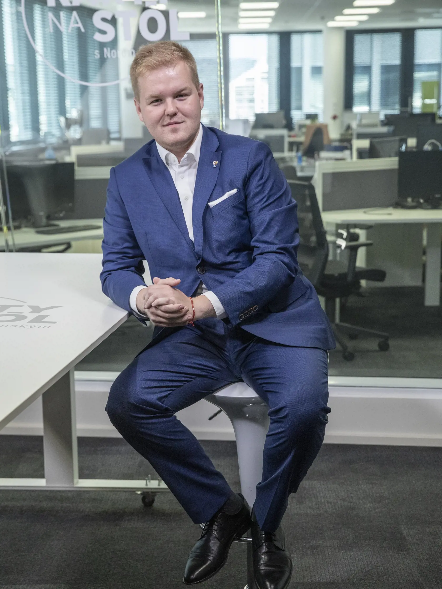 Na snímke je diskusná relácia “Karty na stôl”, ktorej hosťom bol poslanec Národnej rady Slovenskej republiky za HLAS – sociálna demokracia Michal Bartek.