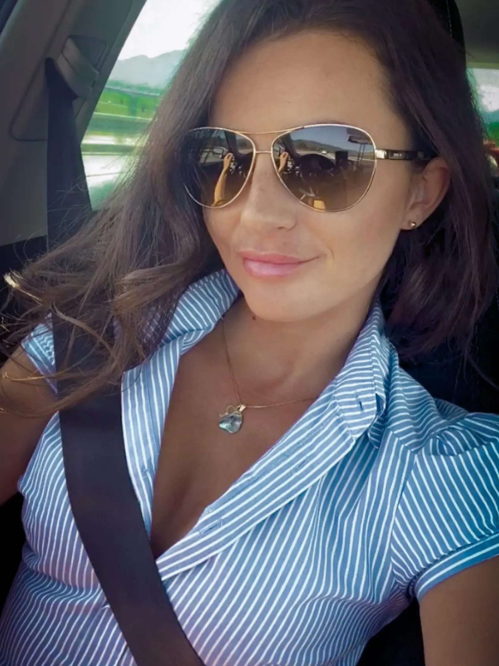 Lašák už niekoľko rokov žije s krásnou Romanou Kopeckou. Podľa tipu od čitateľa teraz pred grafickou dizajnérkou pokľakol a požiadal ju o ruku.