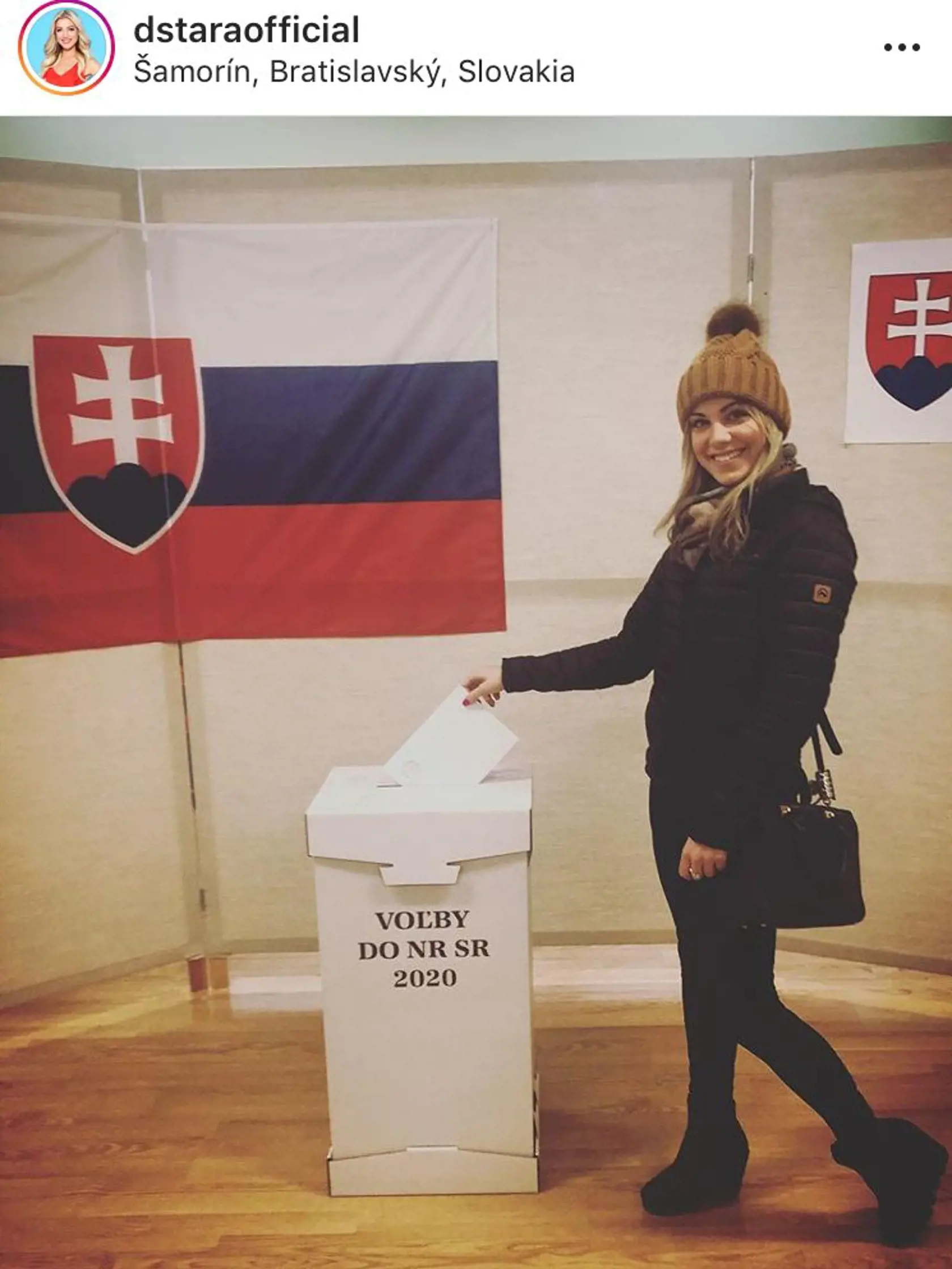 Speváčka Dominika Stará počas volieb 2020.