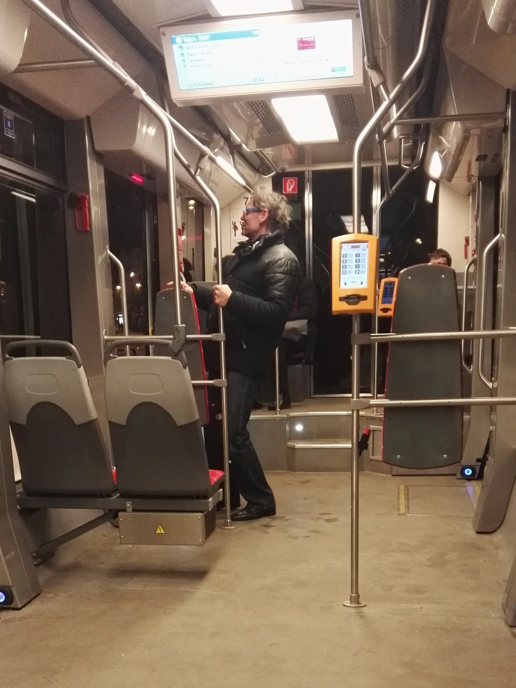 Kráľ bratislavských večierkov Fedor Šrobár si spraví žúr aj z cesty v električke.