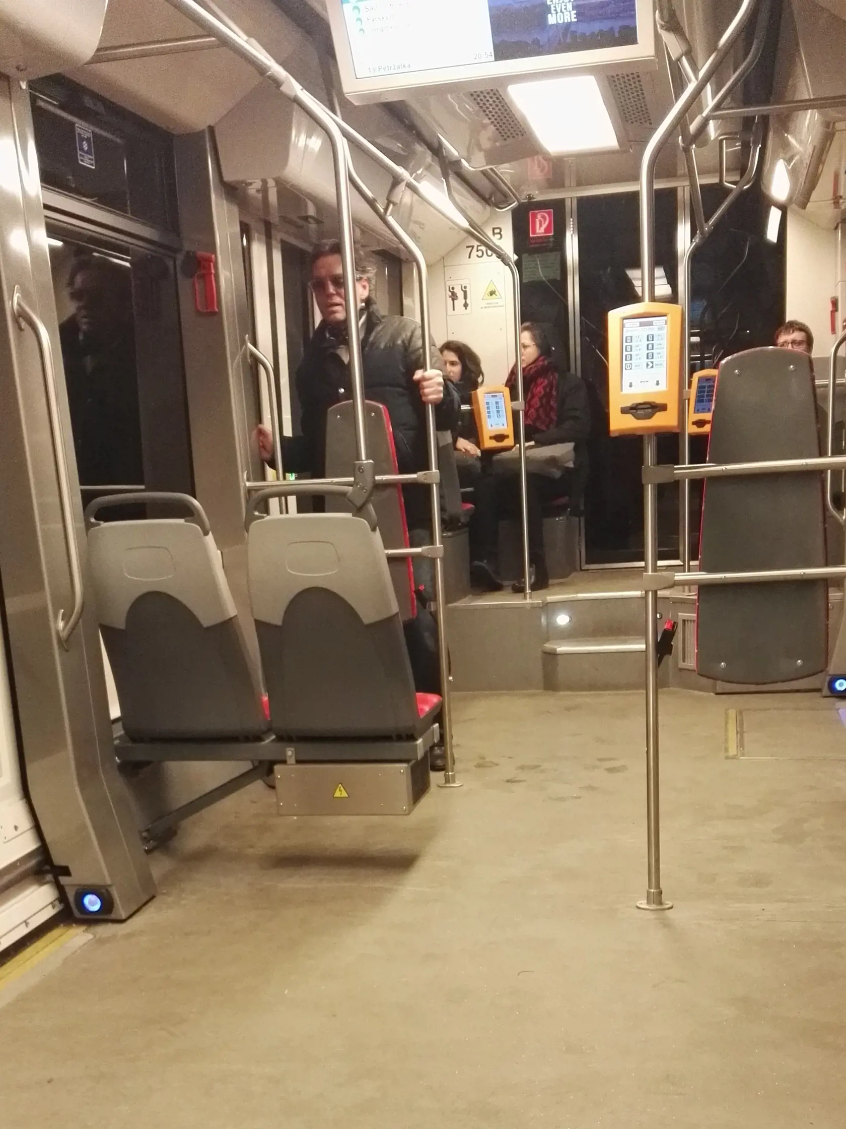 Kráľ bratislavských večierkov Fedor Šrobár si spraví žúr aj z cesty v električke.
