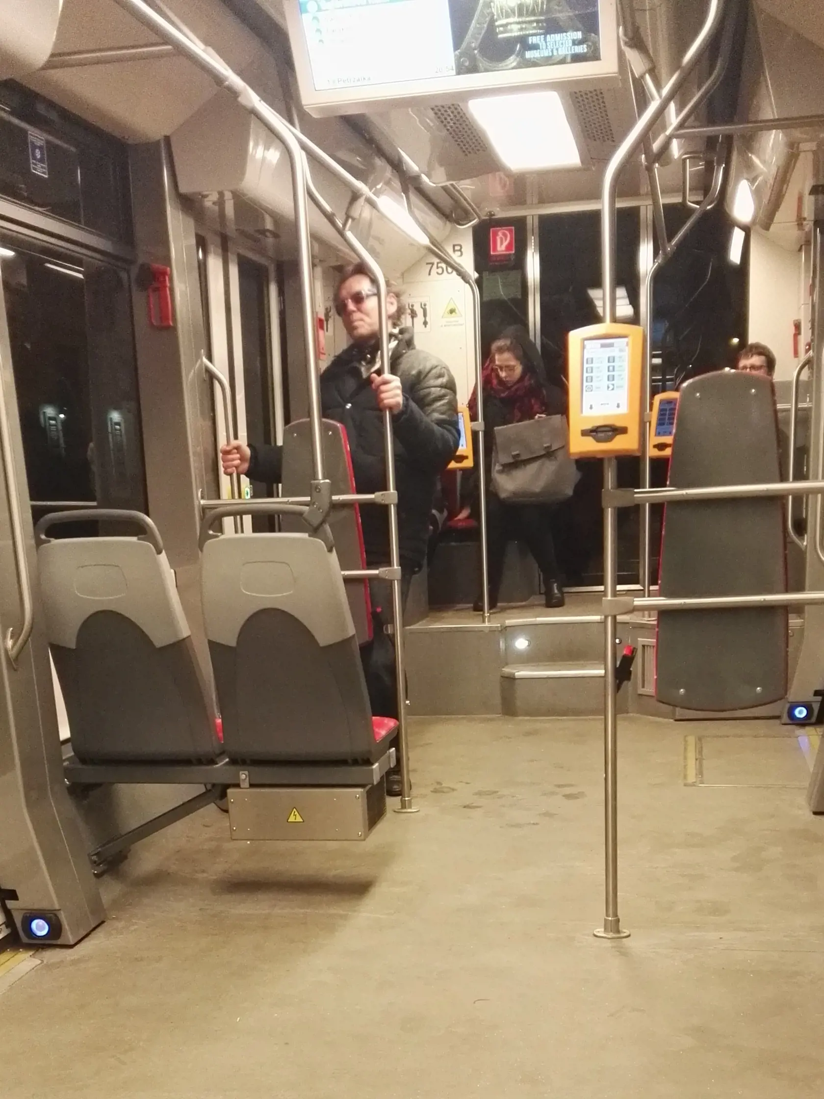 Kráľ bratislavských večierkov Fedor Šrobár si spraví žúr aj z cesty v električke.