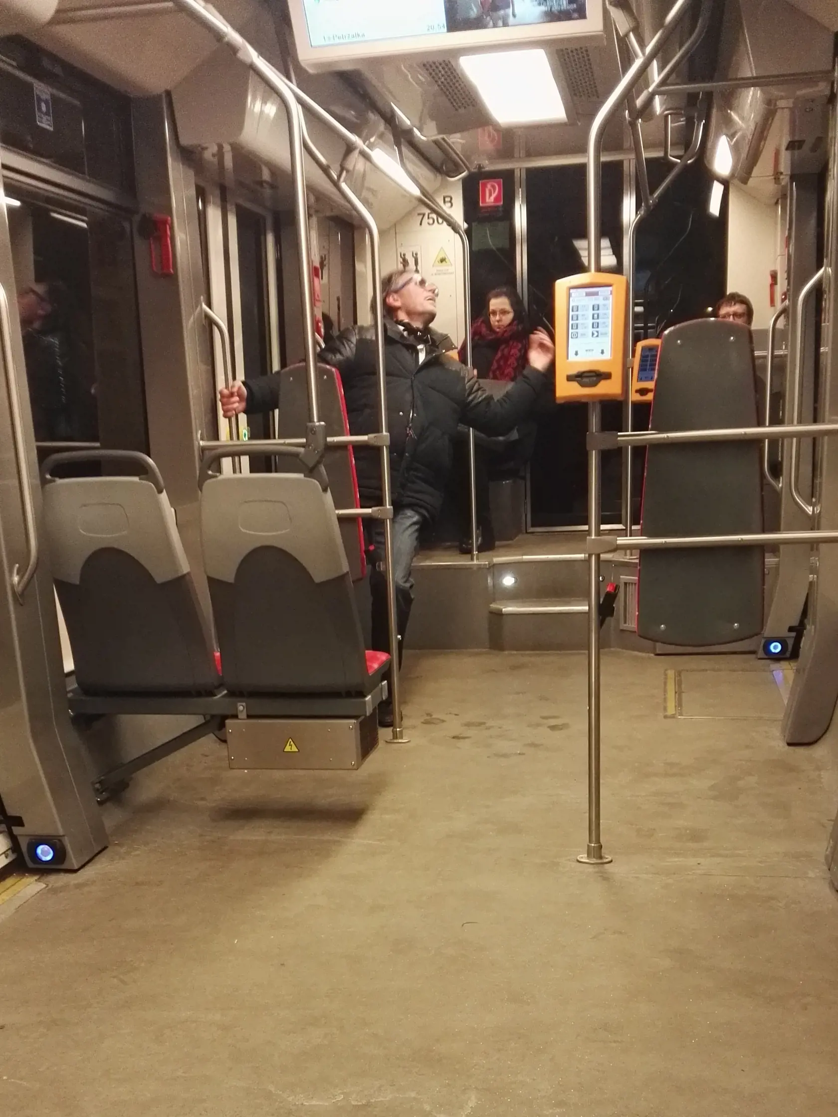Kráľ bratislavských večierkov Fedor Šrobár si spraví žúr aj z cesty v električke.
