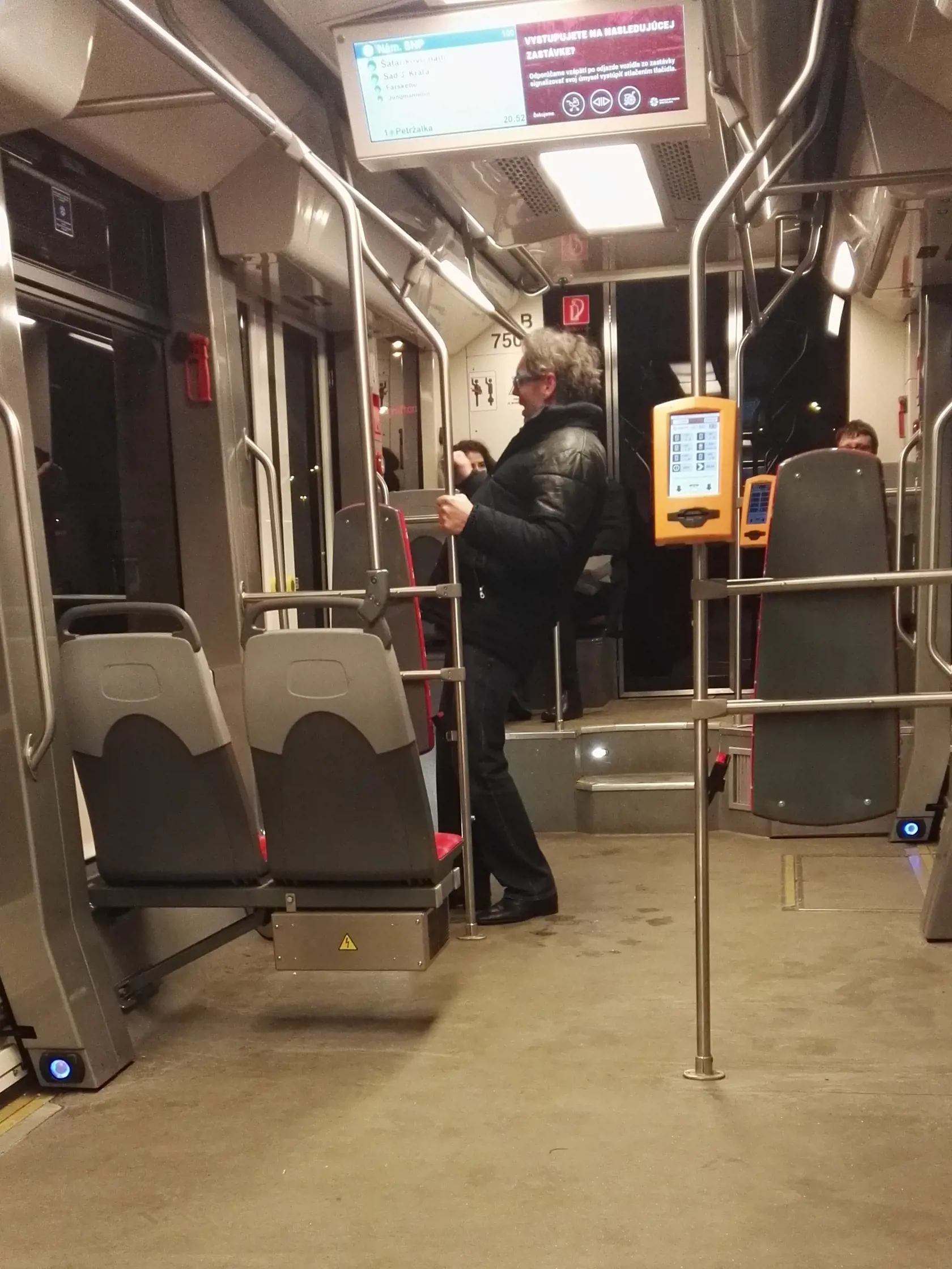 Kráľ bratislavských večierkov Fedor Šrobár si spraví žúr aj z cesty v električke.