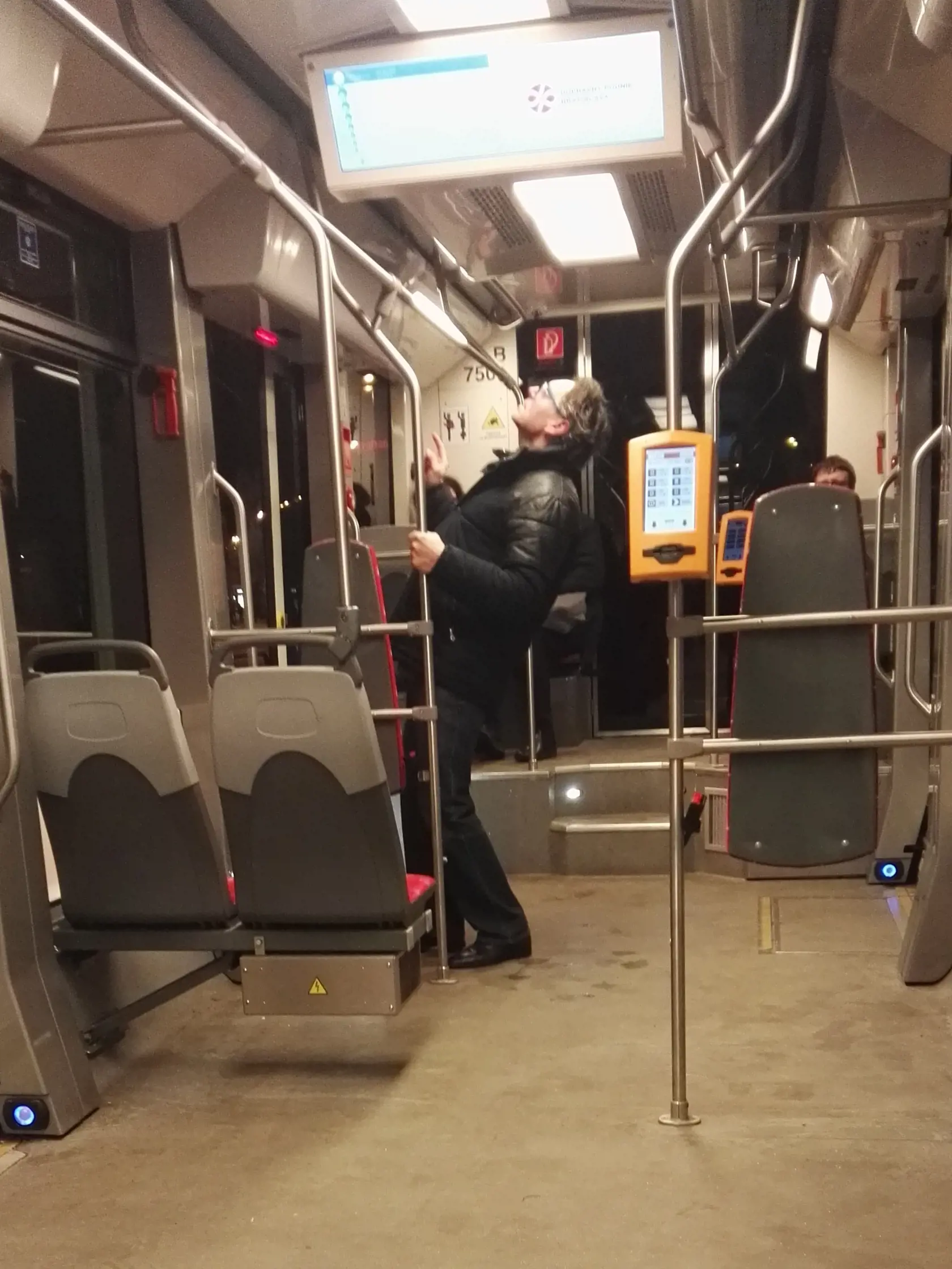Kráľ bratislavských večierkov Fedor Šrobár si spraví žúr aj z cesty v električke.