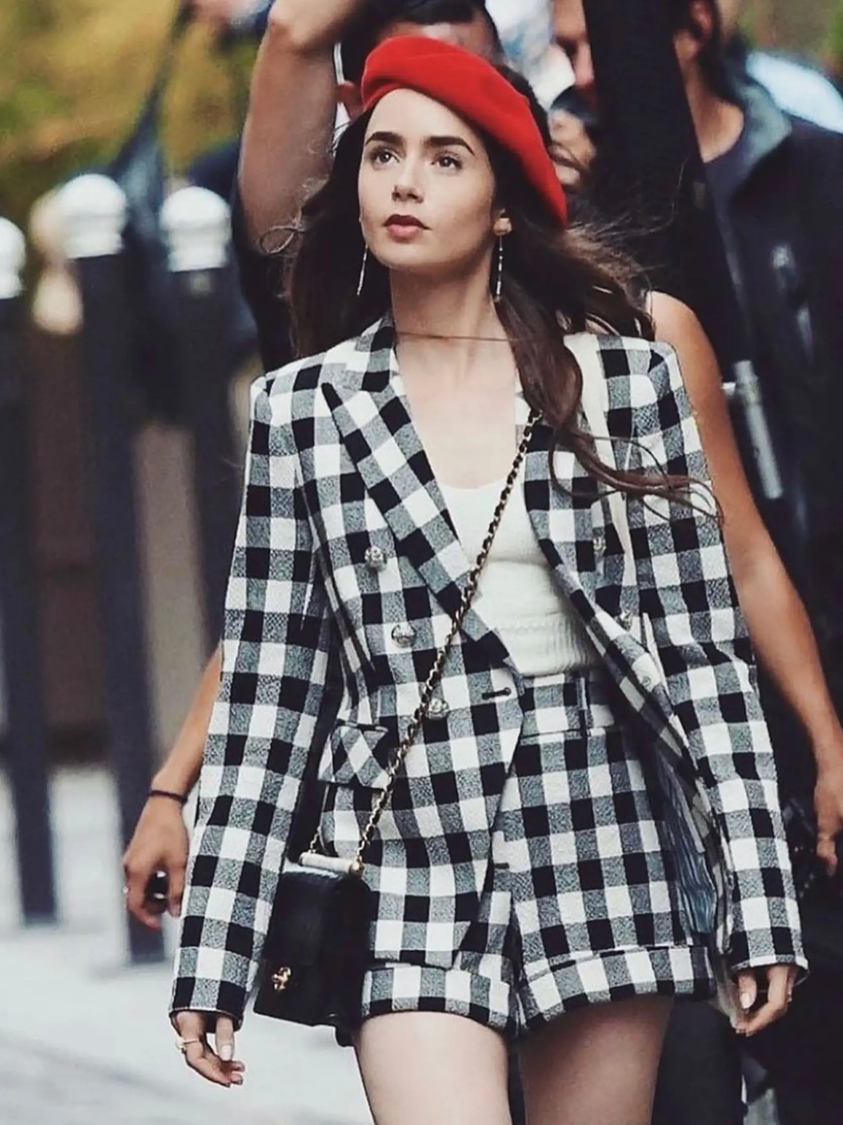 Lily Collins v seriáli Emily in Paris predvádzala ukážkové outfity.