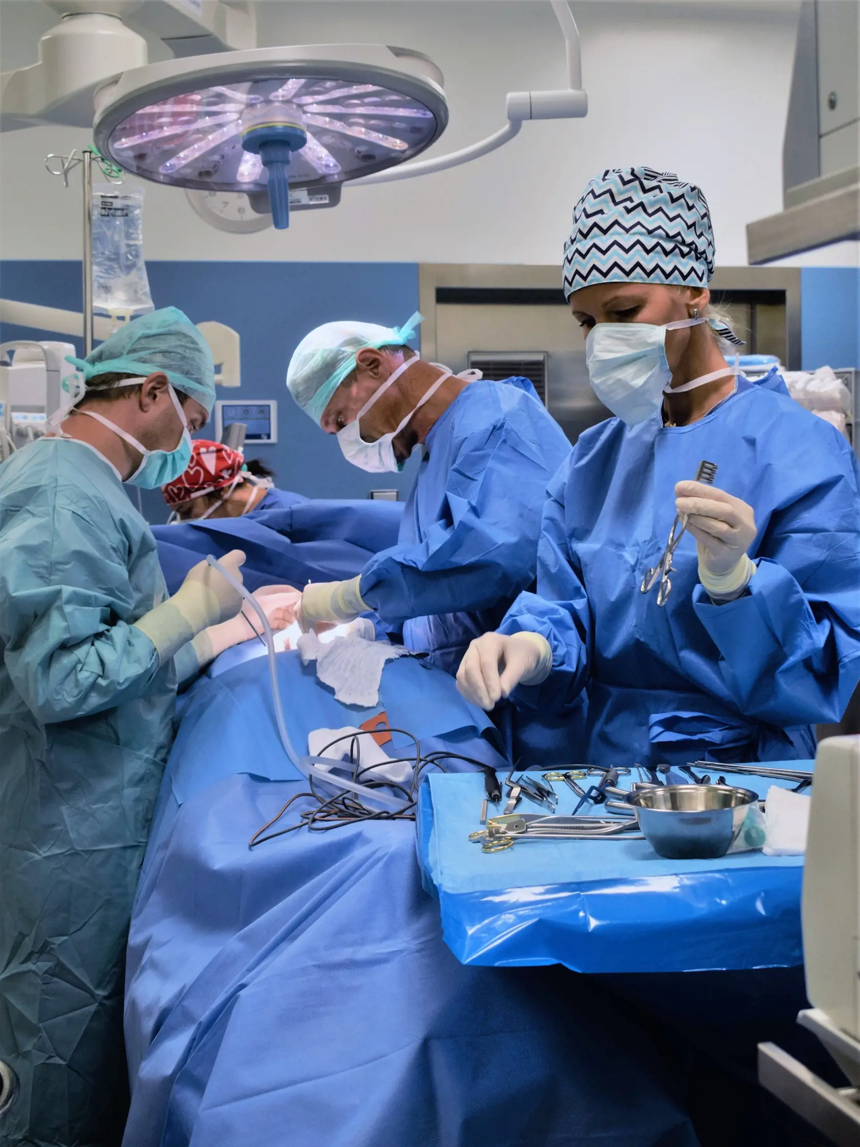 Neurochirurg Peter Bačinský pri operácií.