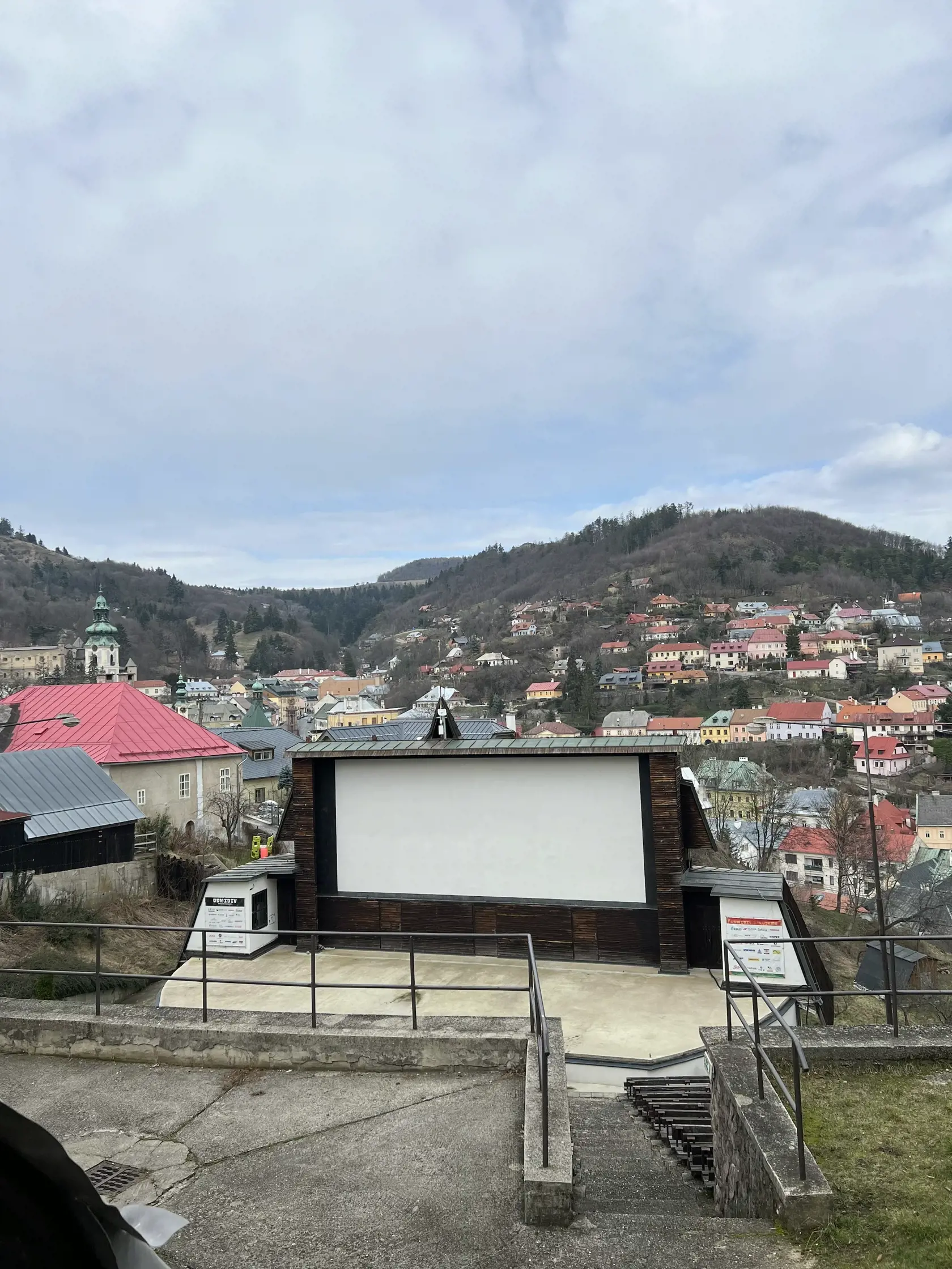 Okrem toho sa venuje pravidelnej údržbe, a to najmä koseniu, priebežnej výmene lavičiek, čisteniu areálu, či odstraňovaniu náletových drevín.