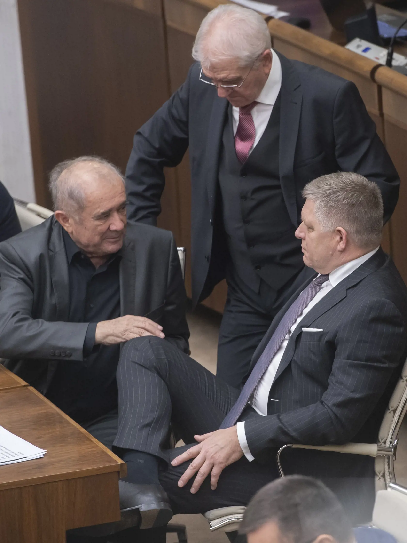 Na snímke poslanci NRSR zľava Dušan Muňko, Vladimír Faič a Robert Fico (všetci Smer-SD) počas 78. schôdze NRSR 24. januára 2023 v Bratislave. FOTO TASR - Martin Baumann