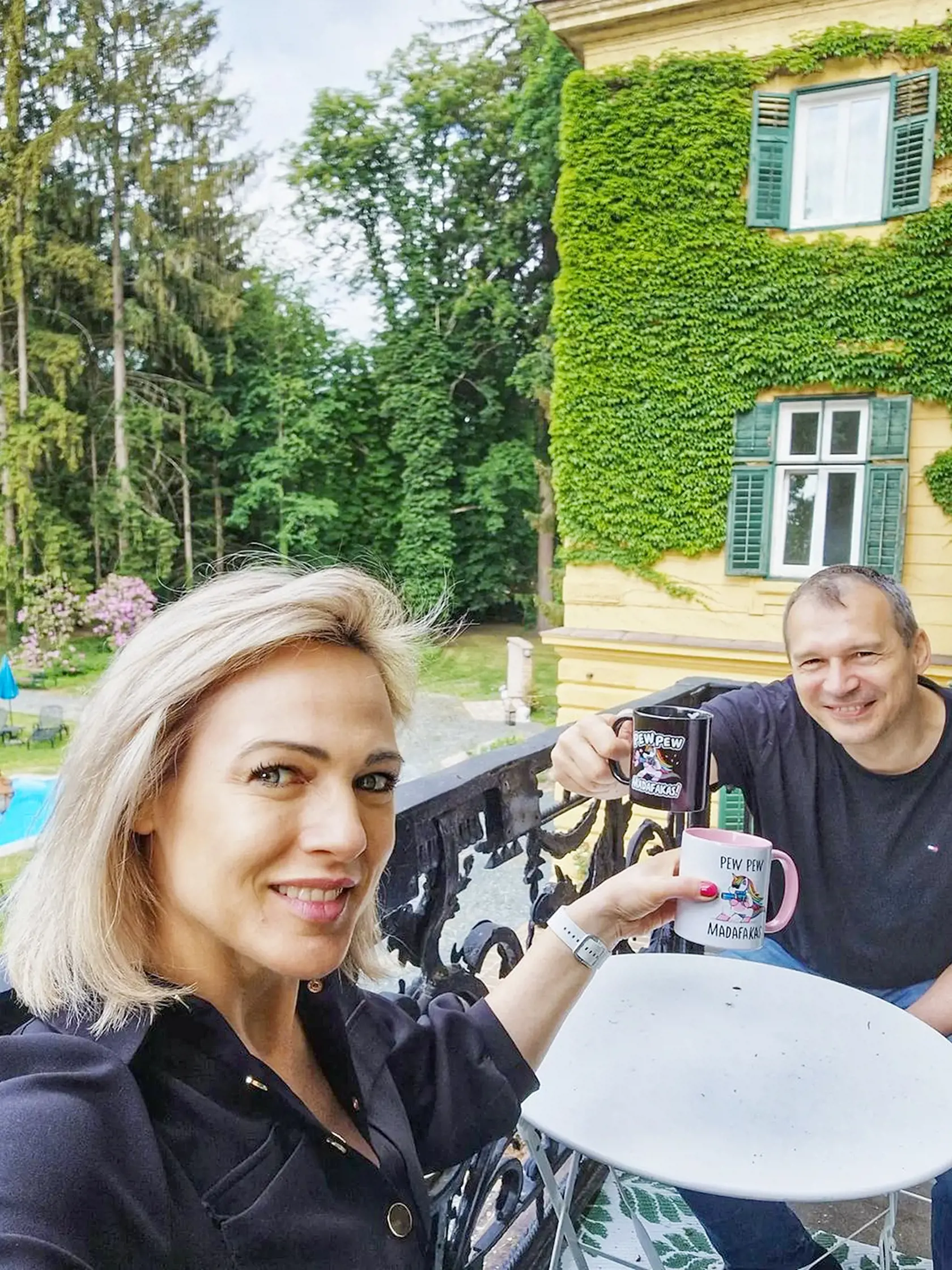 S partnerom si užívajú kávičku s výhľadom na ich kráľovstvo.