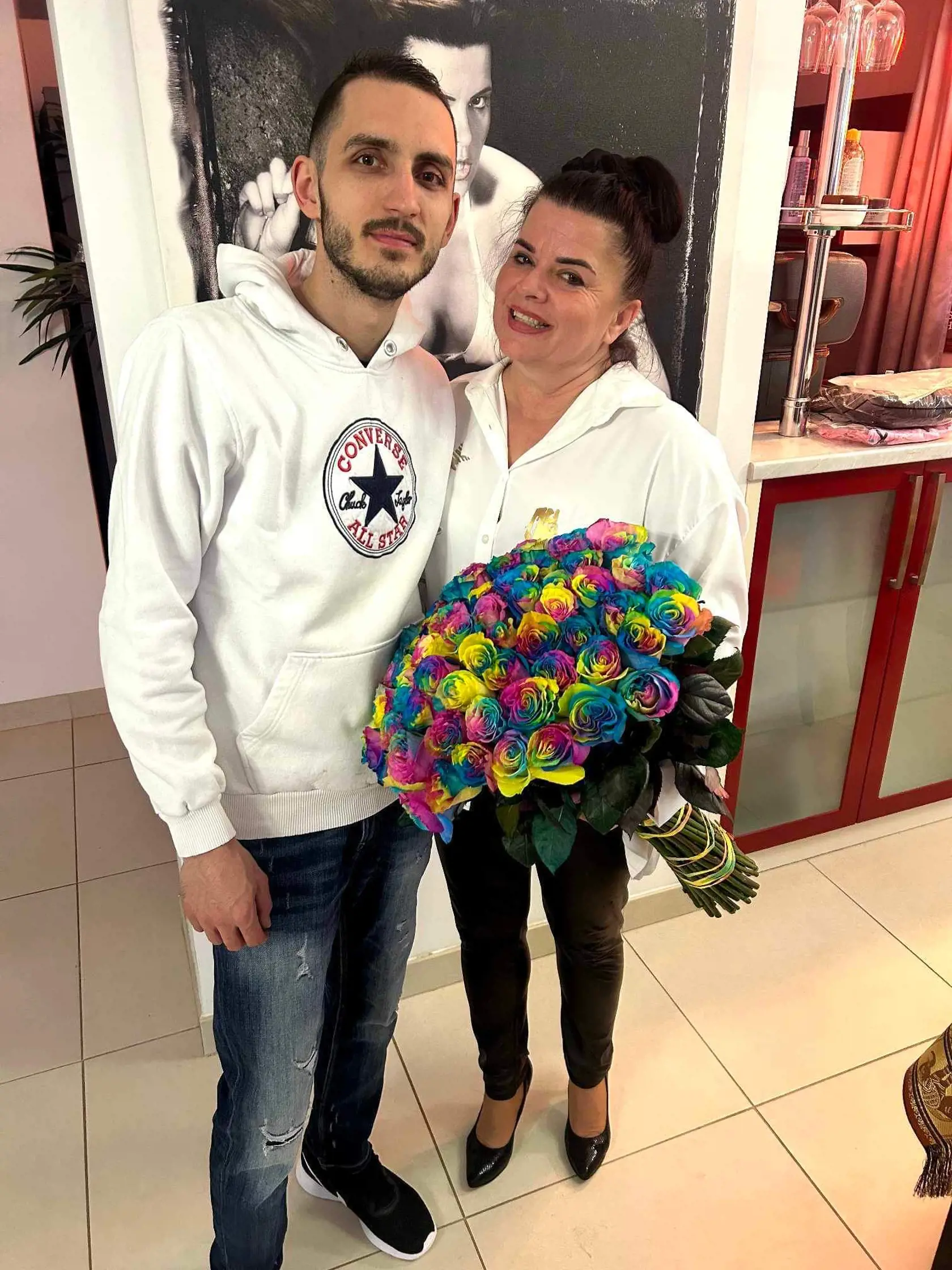 Enzo má Jadranku nesmierne rád. K meninám jej doniesol takúto kyticu.