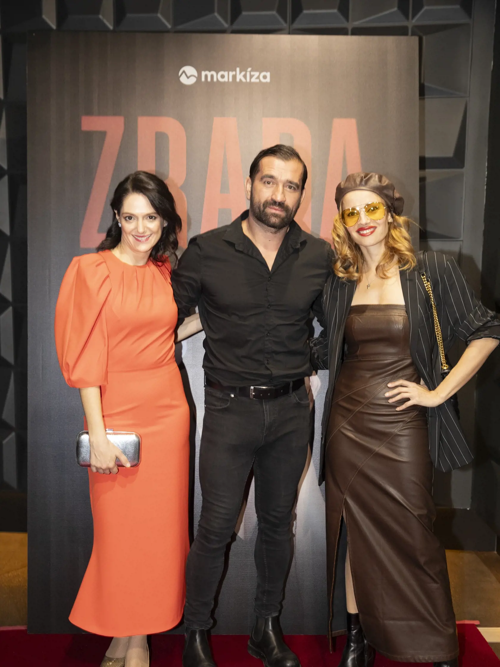  Na snímke je premiéra televízného seriálu Zrada.
Herečka Klára Issová a Milan Ondrík.