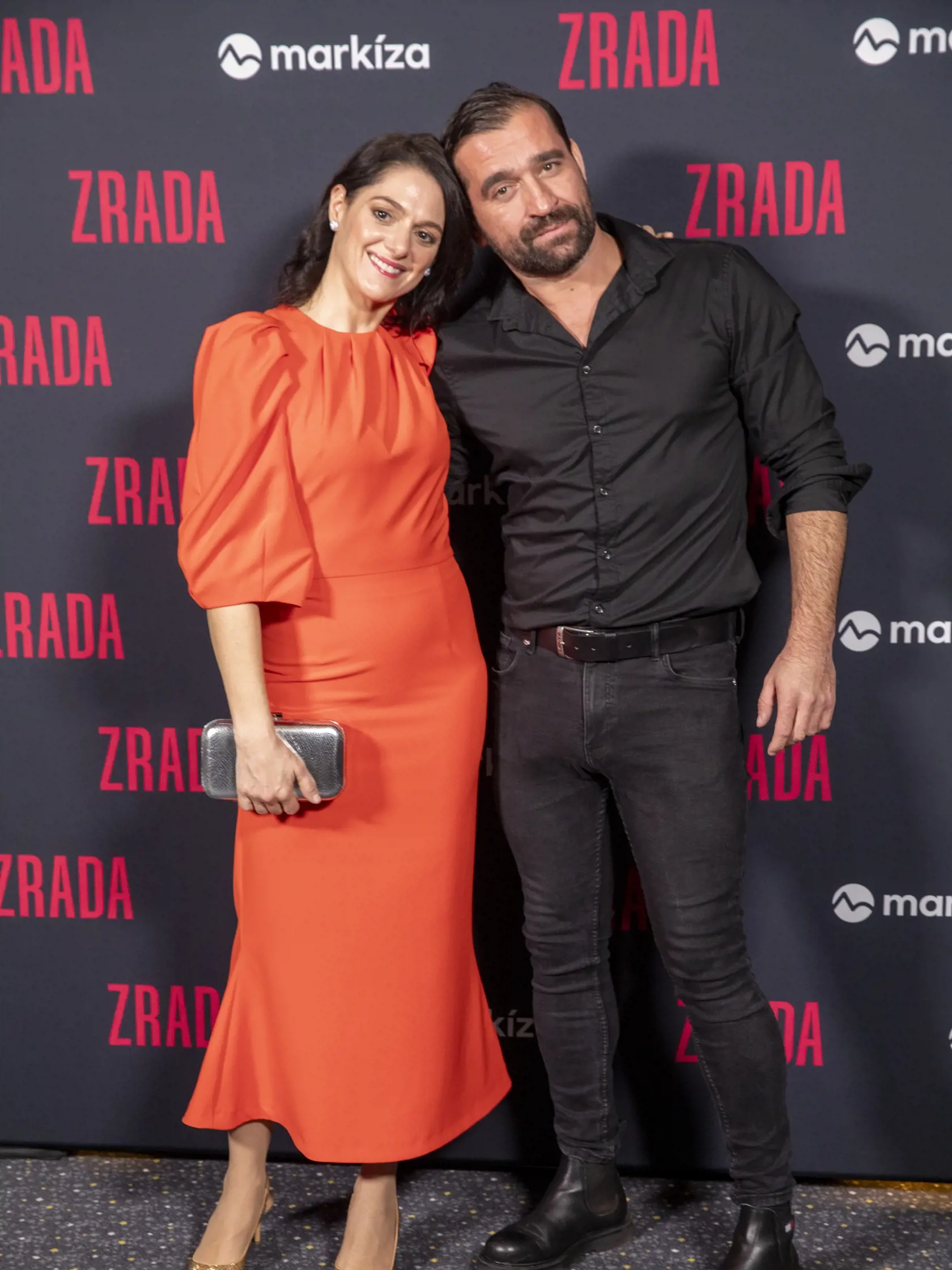  Na snímke je premiéra televízného seriálu Zrada.
Herečka Klára Issová a Milan Ondrík.