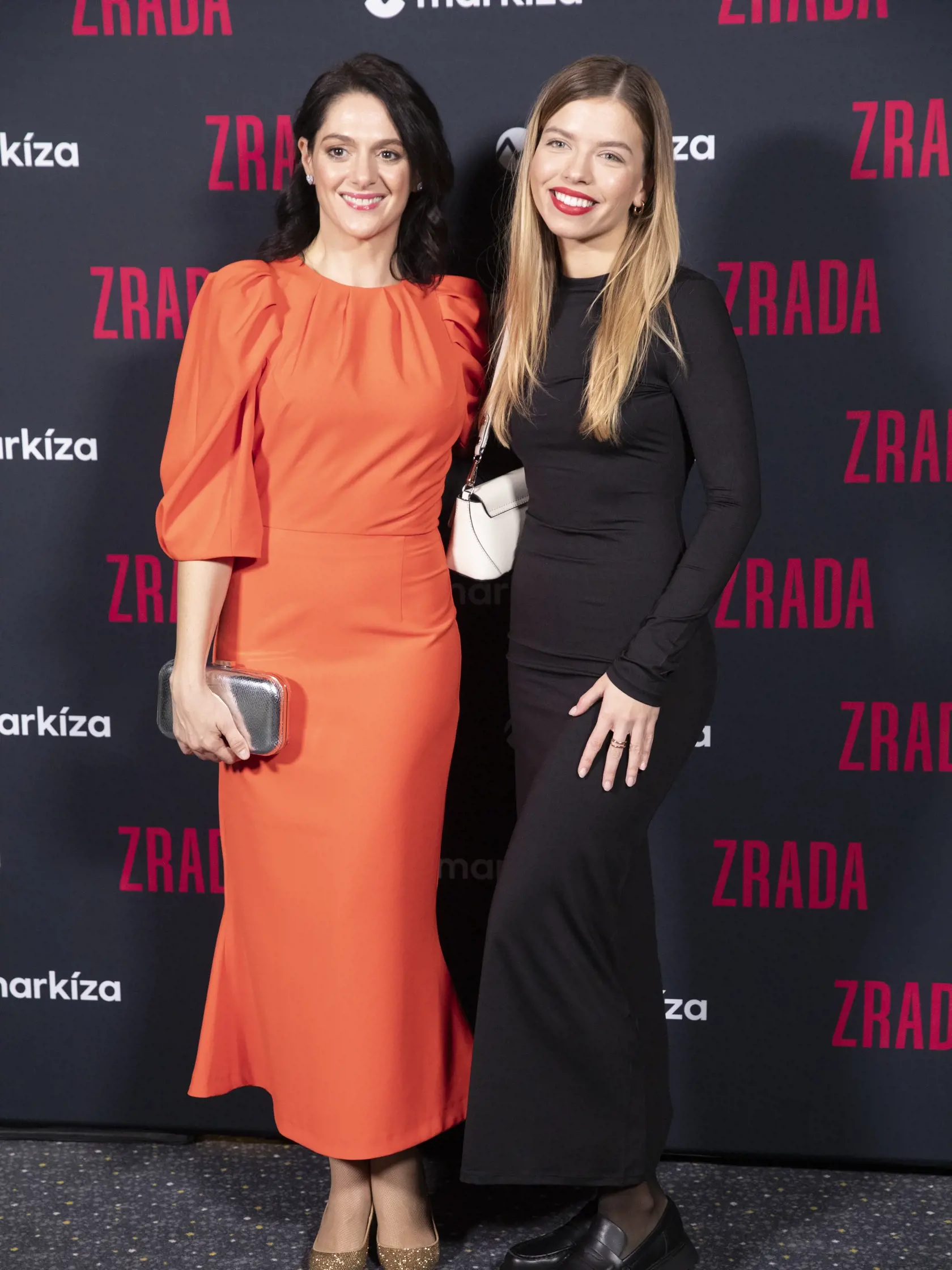  Na snímke je premiéra televízného seriálu Zrada.
Herečka Klára Issová a Kristína Sisková