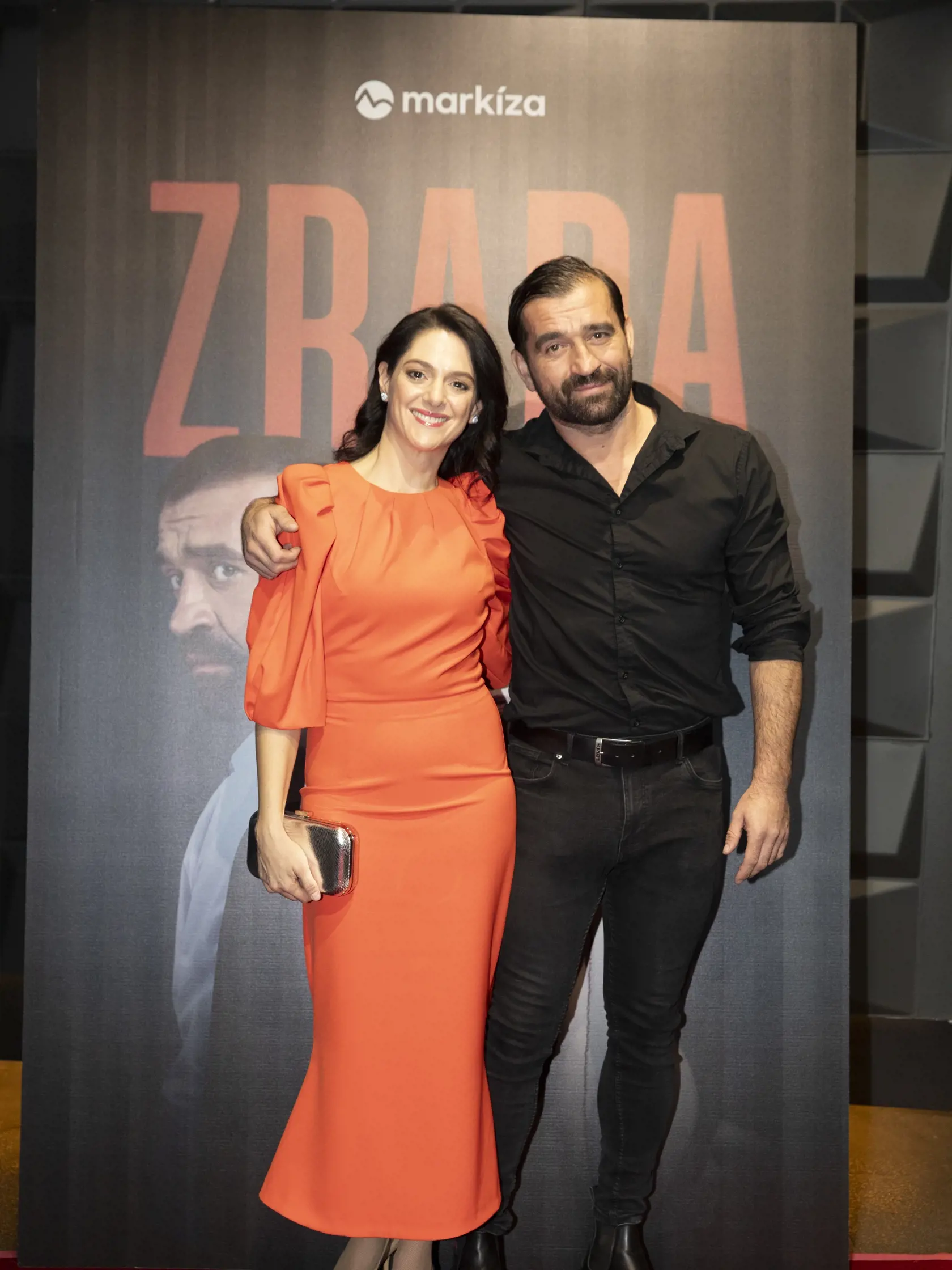  Na snímke je premiéra televízného seriálu Zrada.
Herečka Klára Issová a Milan Ondrík.