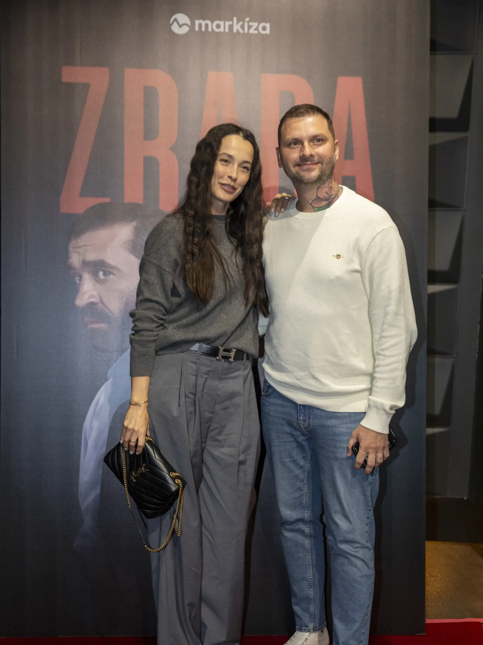  Na snímke je premiéra televízného seriálu Zrada.
 
