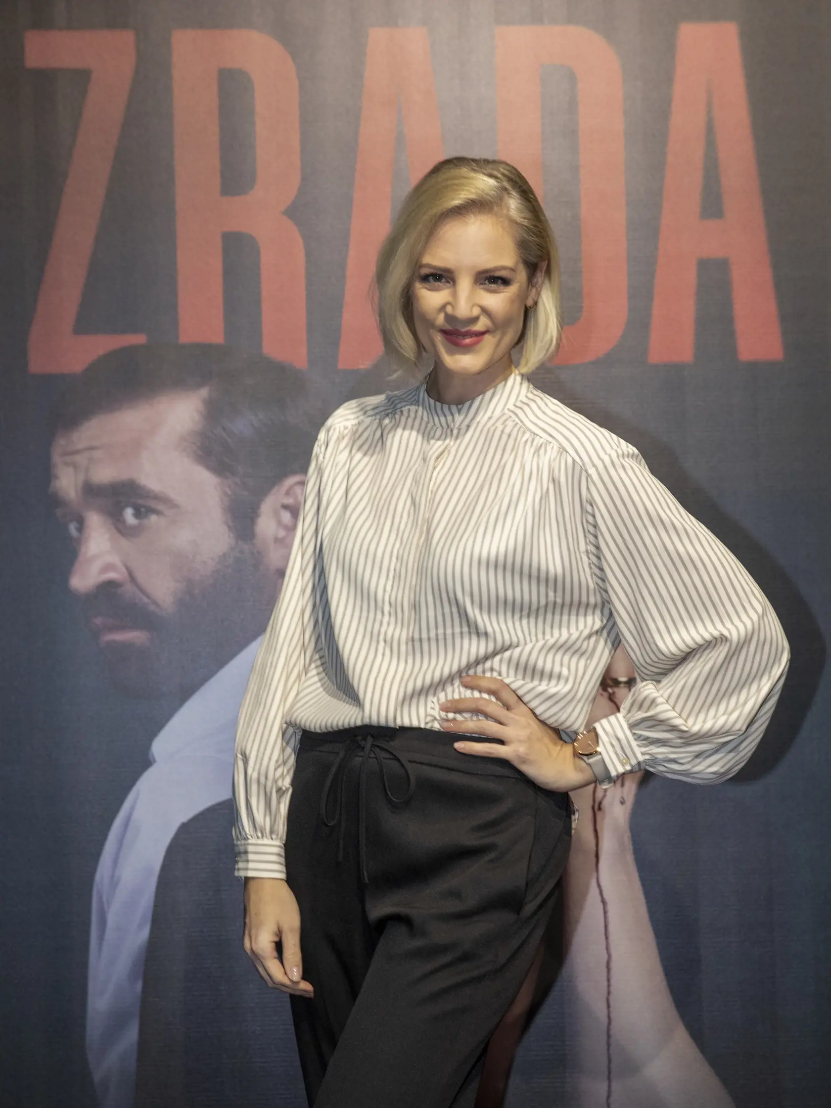  Na snímke je premiéra televízného seriálu Zrada.
 