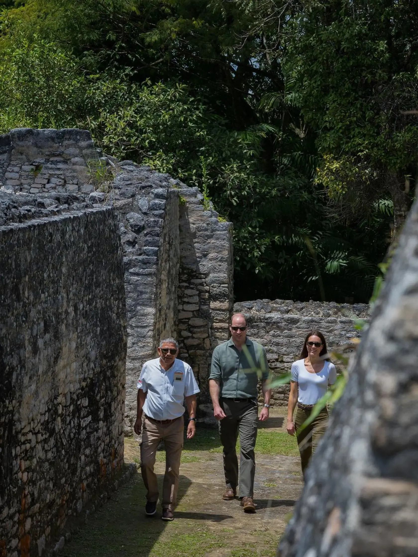 Dvojica ďalej pokračovala spoznávaním histórie starovekého mayského archeologického náleziska Caracol, ktoré sa nachádza v lese Chiquibul, a nahliadla do najvyššej umelo vytvorenej stavby v krajine – známej ako „nebeský palác“.