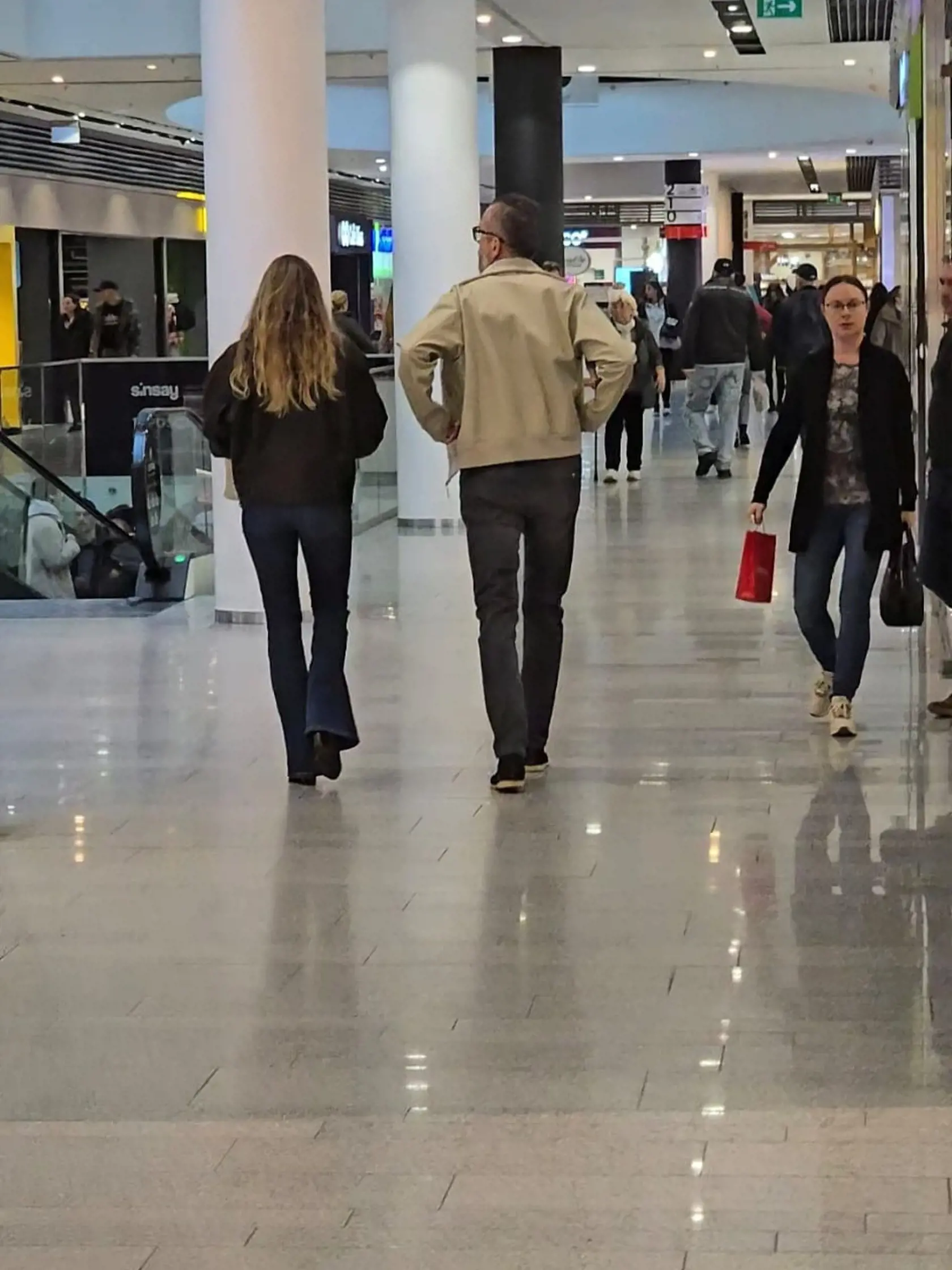 Exkluzívne zábery exministra Martina Glváča s misskou Annou Amenovou. Párik si užil spoločné chvíle v nákupnom centre, kde si obzerali obchody a najedli sa.