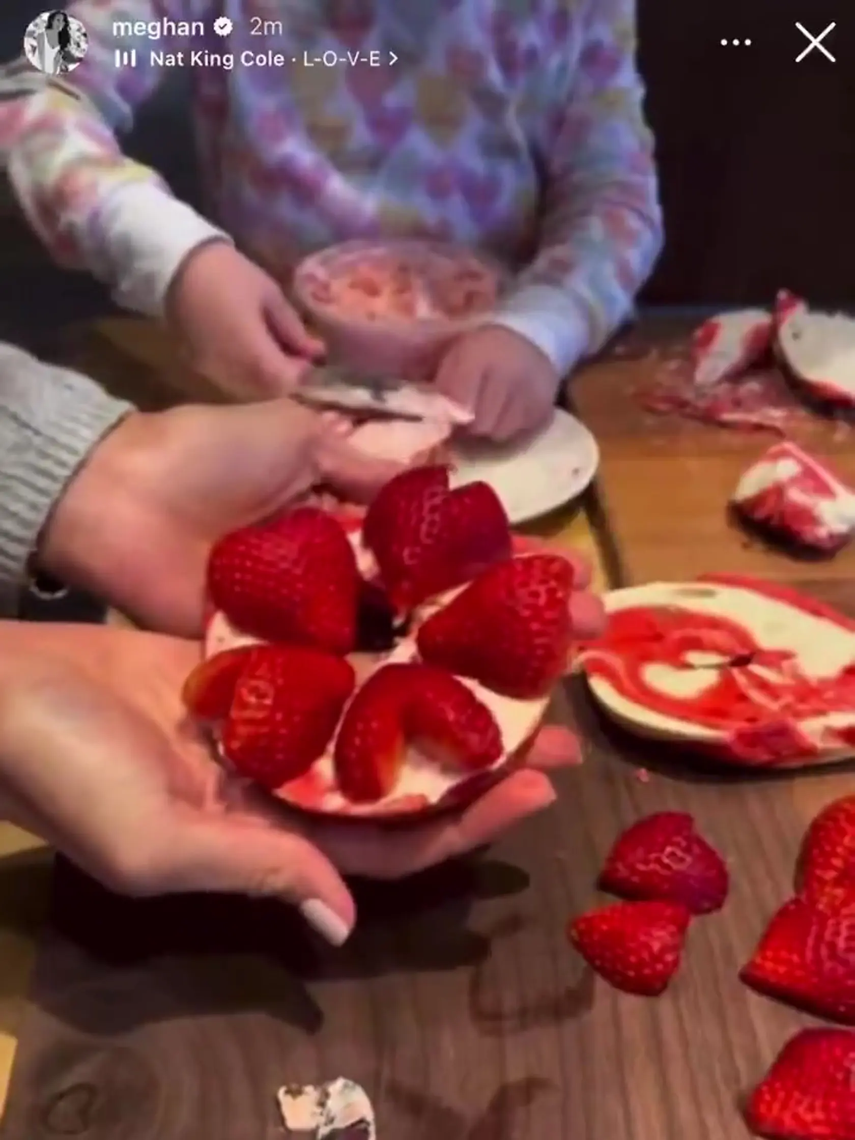 Meghan zverejnila nové zábery, na ktorých jej Archie a Lilibet pomáhajú s prípravou valentínskych maškŕt. Lilibet v mikine so srdiečkami veselo natiera. 