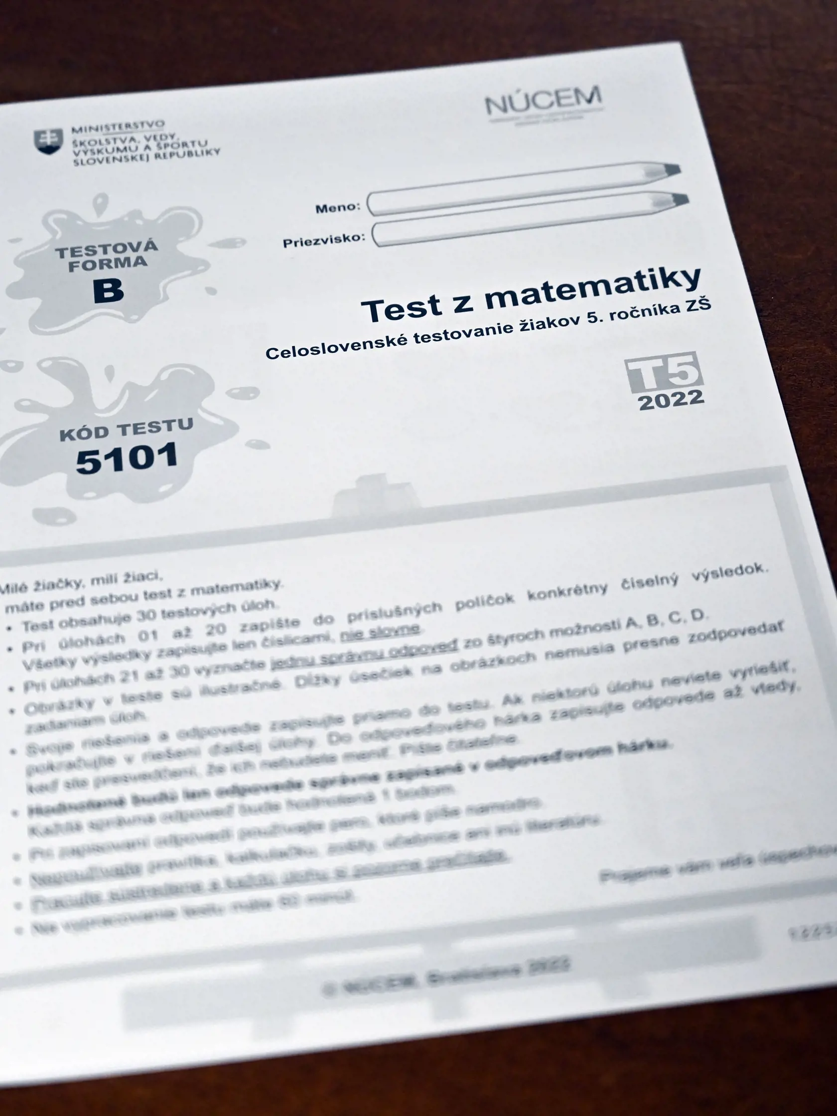 Na snímke papierová forma testu z matematiky počas celoslovenského testovania žiakov 5. ročníka ZŠ na Cirkevnej základnej škole s materskou školou sv. Juraja v Trebišove v stredu 18. mája 2021. FOTO TASR - Roman Hanc