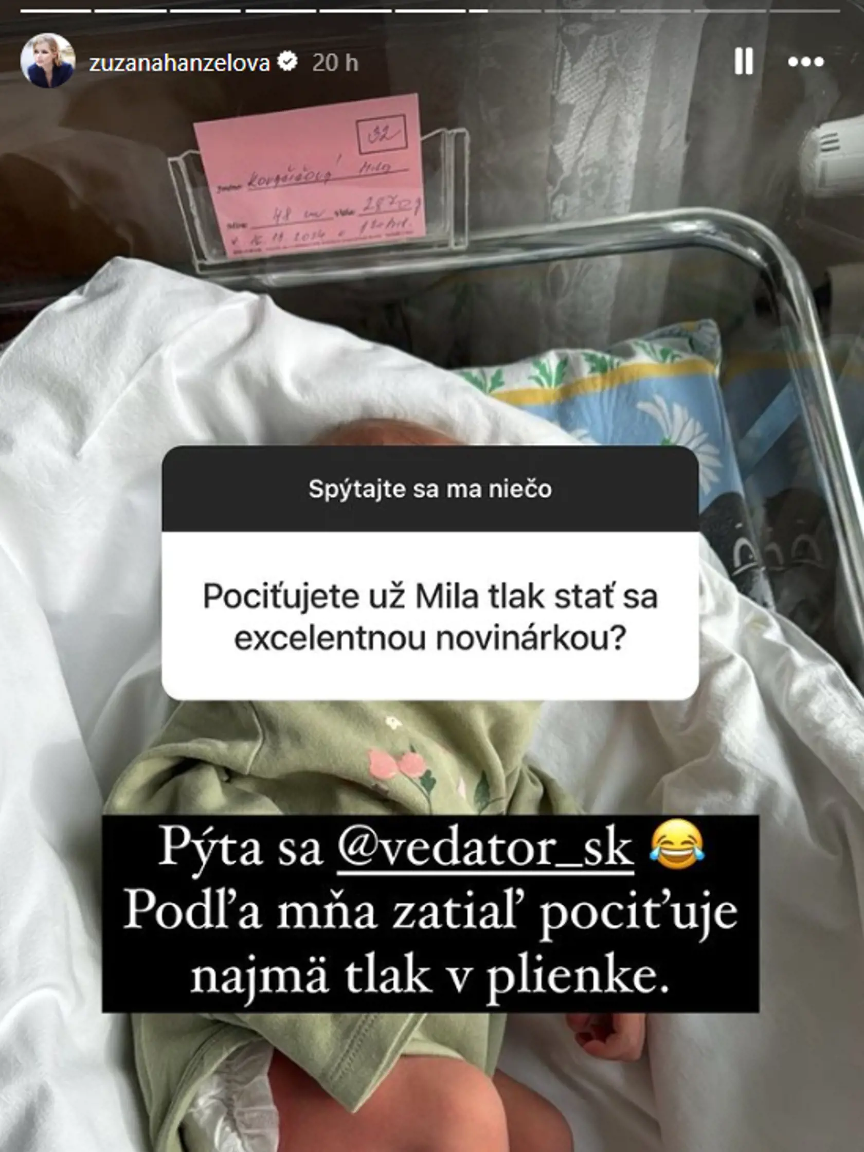 Zuzana ukázala aj bábätko, ale tvár mu už prekryla. 