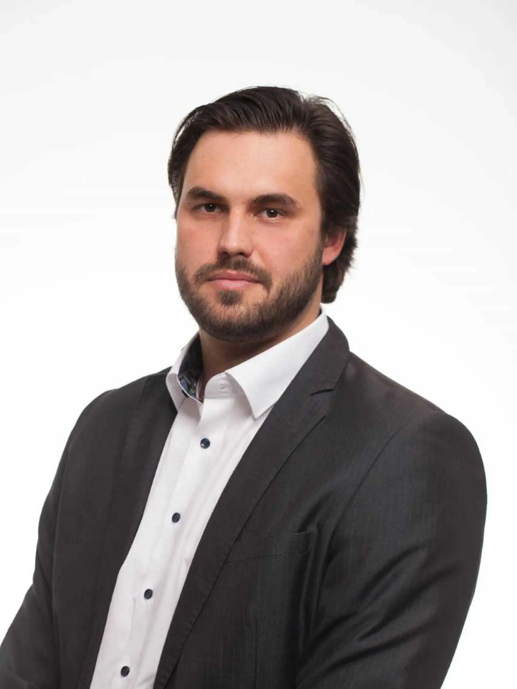 Andrej Péli (30) nezávislý kandidát na primátora mesta Považská Bystrica: „Kandidatúra na post primátora je vážna vec a oslovovať voličov prioritne výzorom by bolo nezodpovedné. Samozrejme ma poteší, ak mi niekto povie, že vyzerám dobre, no ďaleko dôležitejšie je zaujať programom, názormi, činmi a skutkami.“