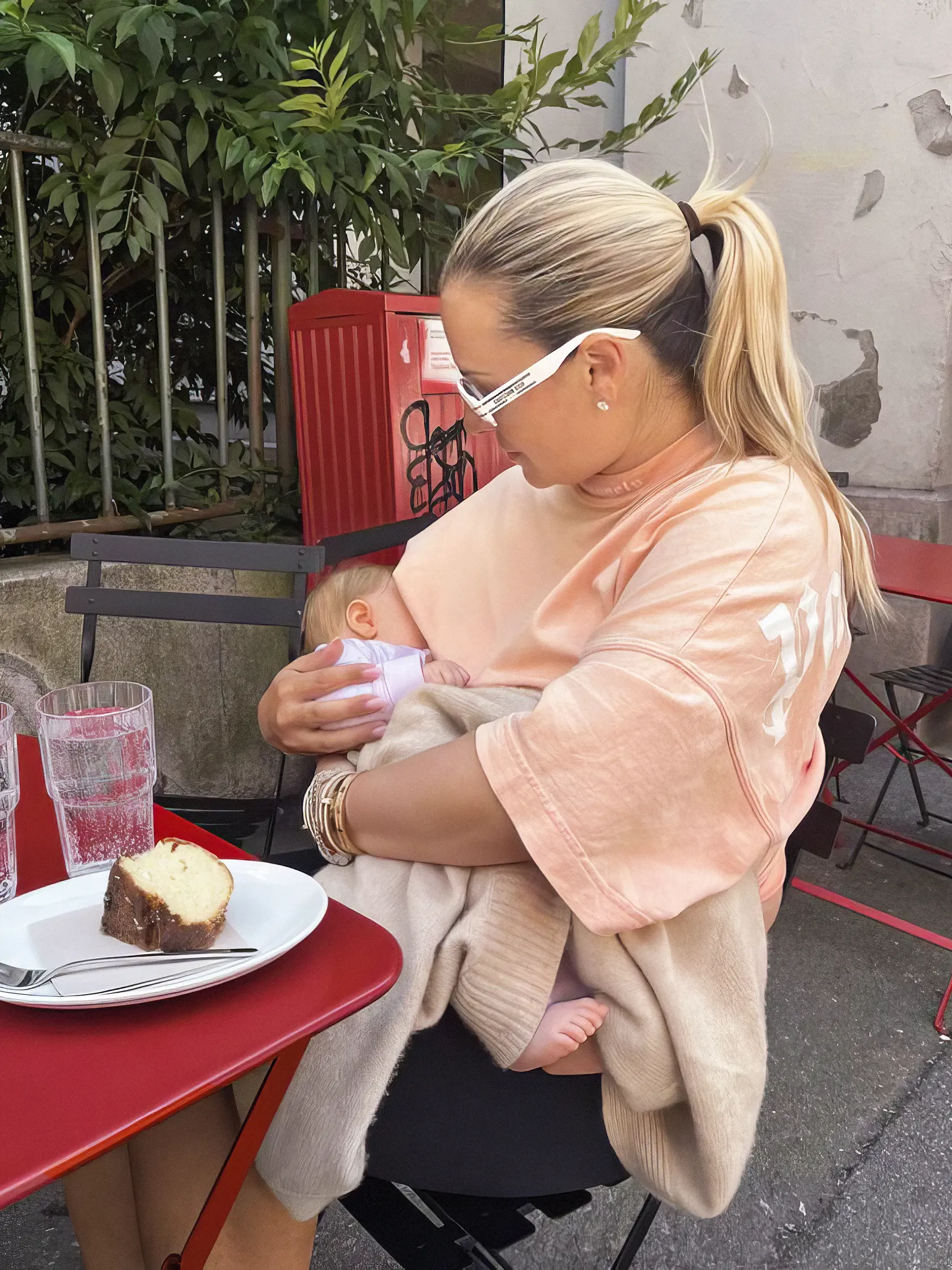 Žiadna hanblivka. Cibulková nemala problém nakŕmiť deti na ulici či v lietadle. Po pol roku obe odstavila od materského mlieka. Odsávala si mlieko a deti naučila na fľašku.