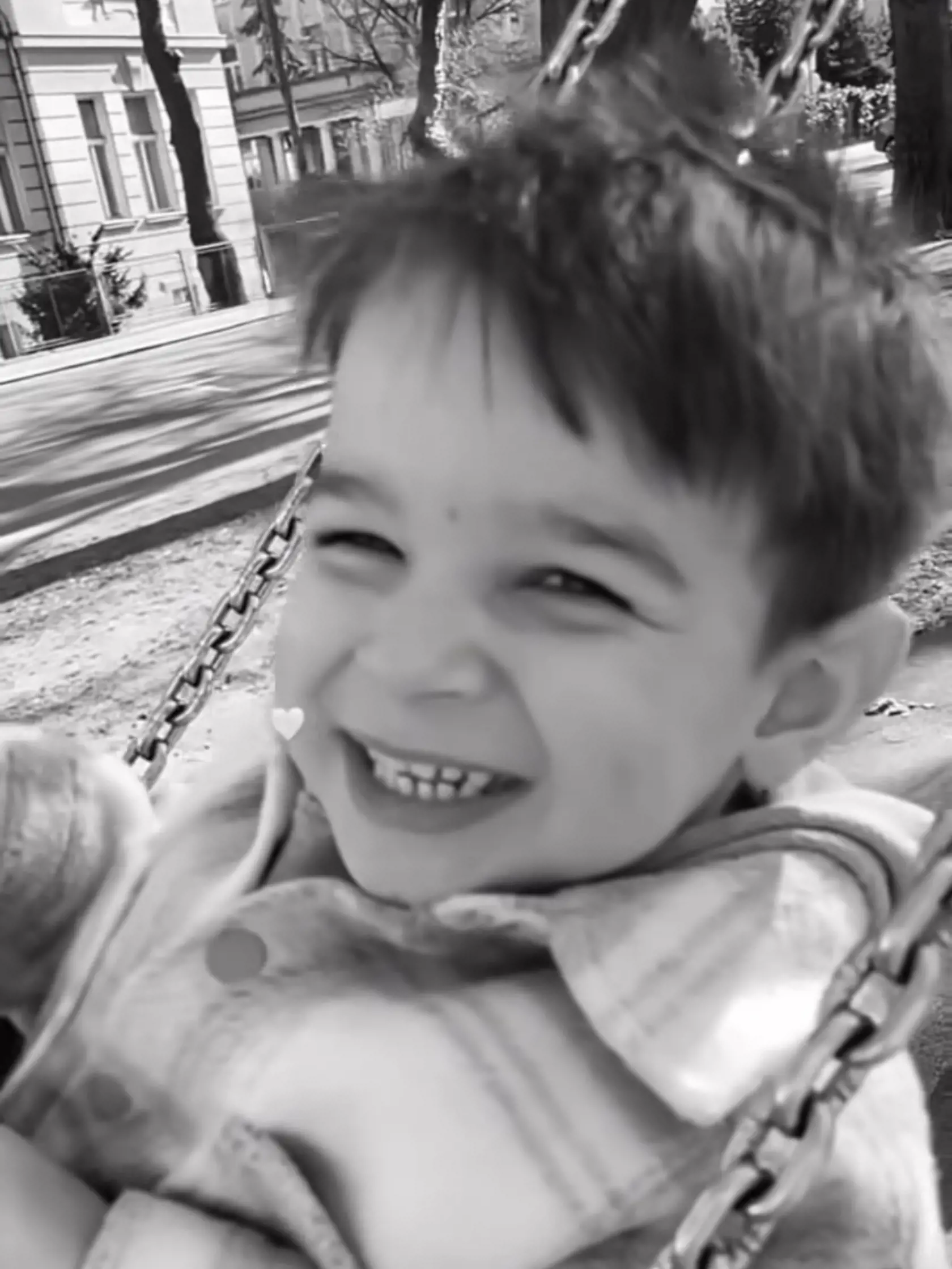 Jakub sa najskôr dokonale vyšantil na detskom ihrisku.