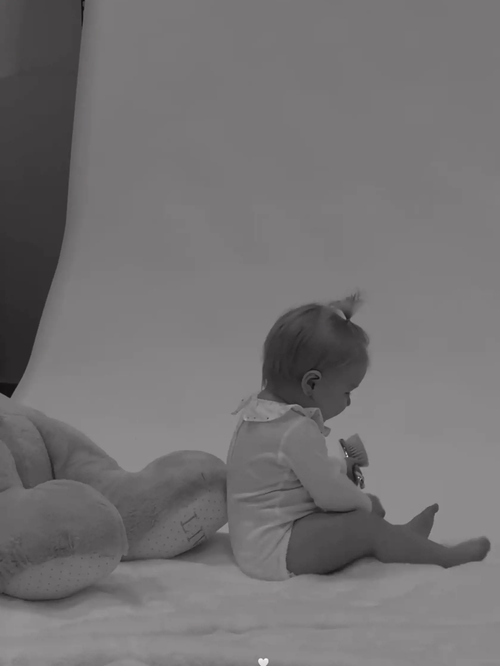 Na chvíľu ju však aj zaujalo niečo iné, ako fotoaparát.