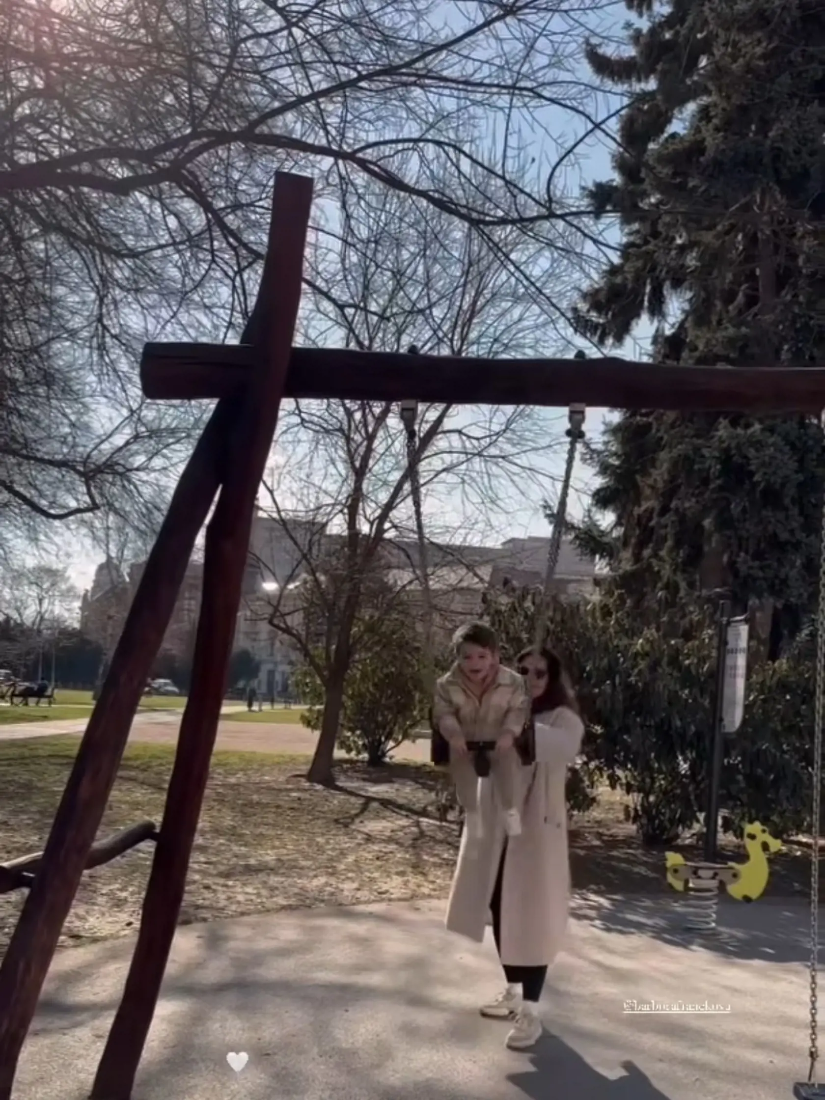 Naša bývalá tenistka Dominika Navara Cibulková, ktorá si to v nedeľu namierila do ulíc nášho hlavného mesta so synom. Spoločnosť im robila aj krstná mama Jakubka, Barbora Franeková.