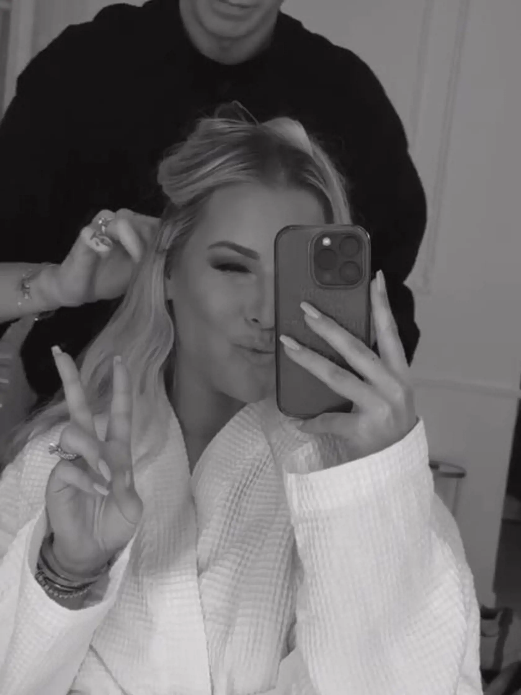 Cibulková ukázala na sociálnej sieti tradične zábery z príprav na galavečer. O účes sa jej staral jej verný stylista Patrik Suši Veselý.