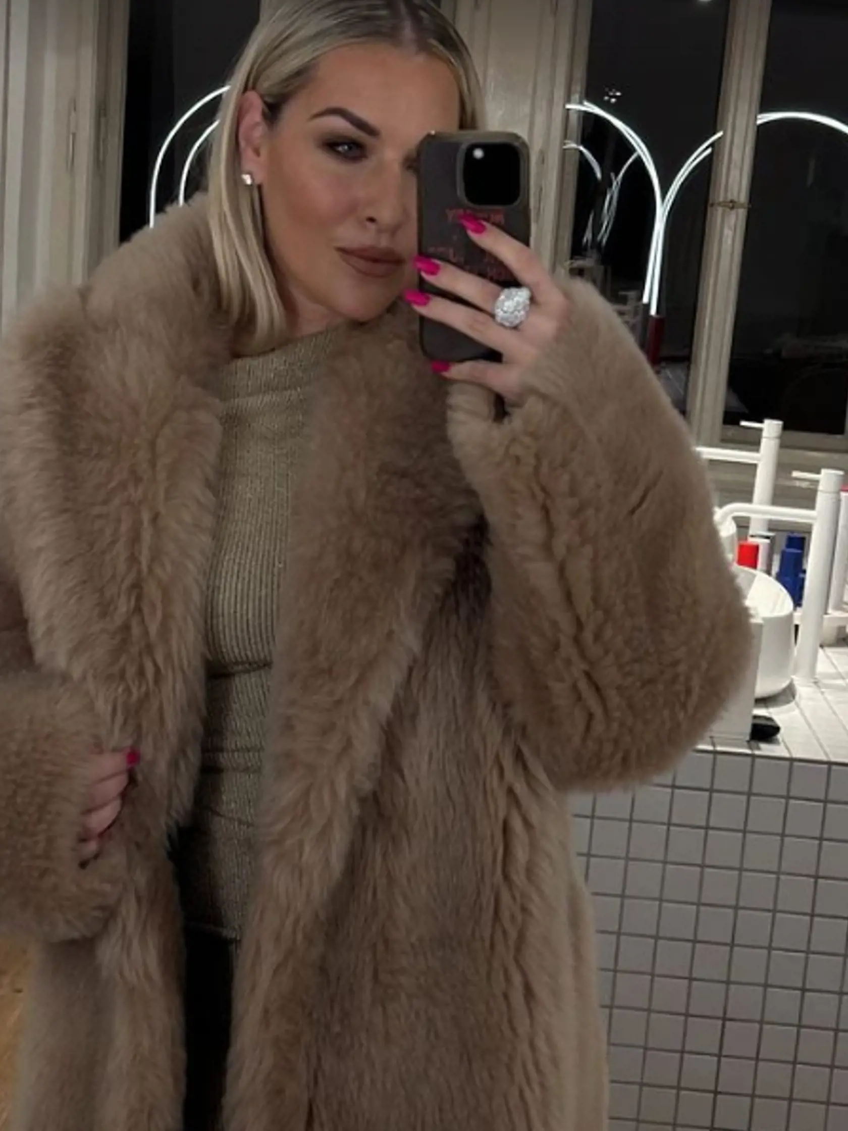 Dominika Cibulková si na párty obliekla obtiahnuté šaty, nechýbal huňatý kožuch