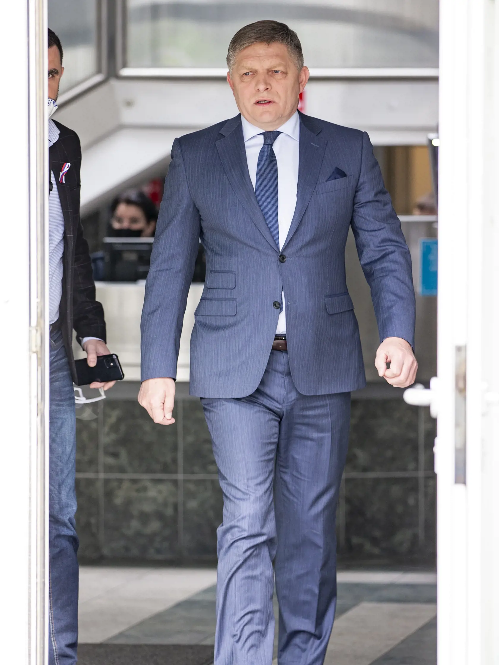 Na snímke je Robert Fico pred televíziou Markíza. 