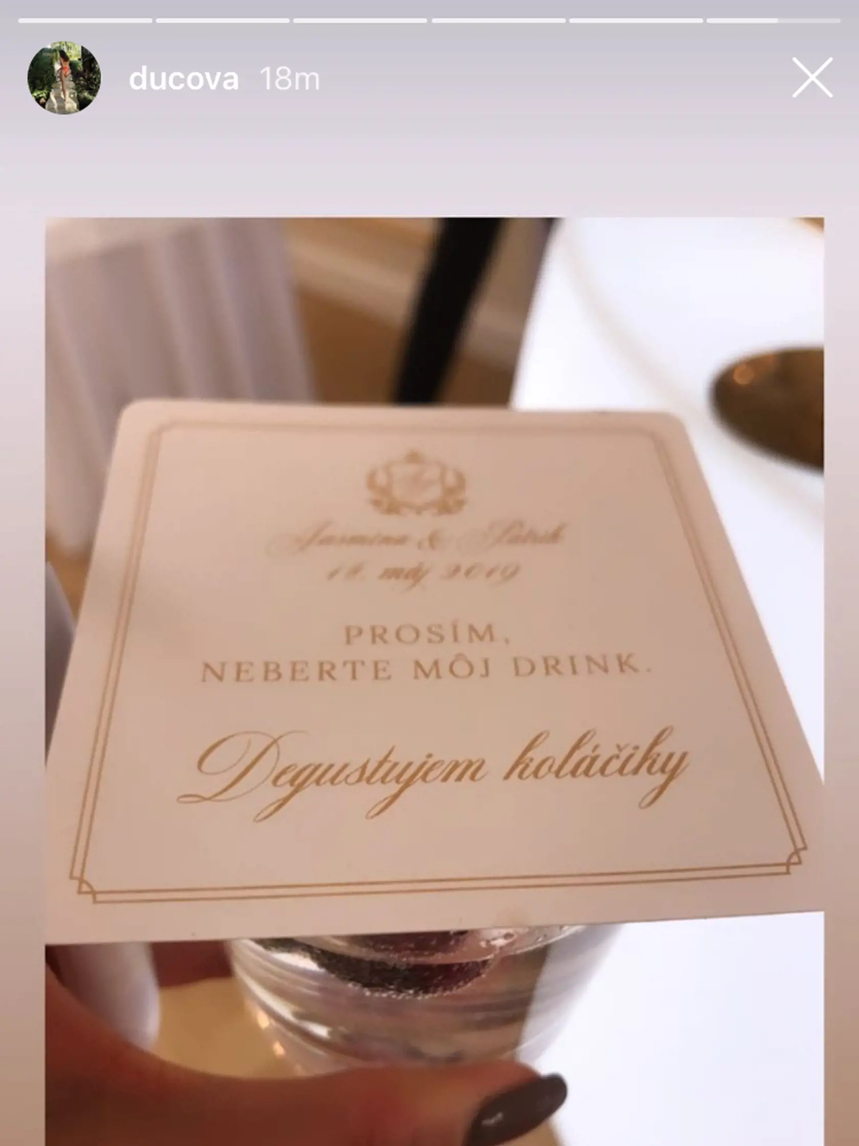 Hostia mali na zábave aj takéto kartičky s vtipnými nápismi.