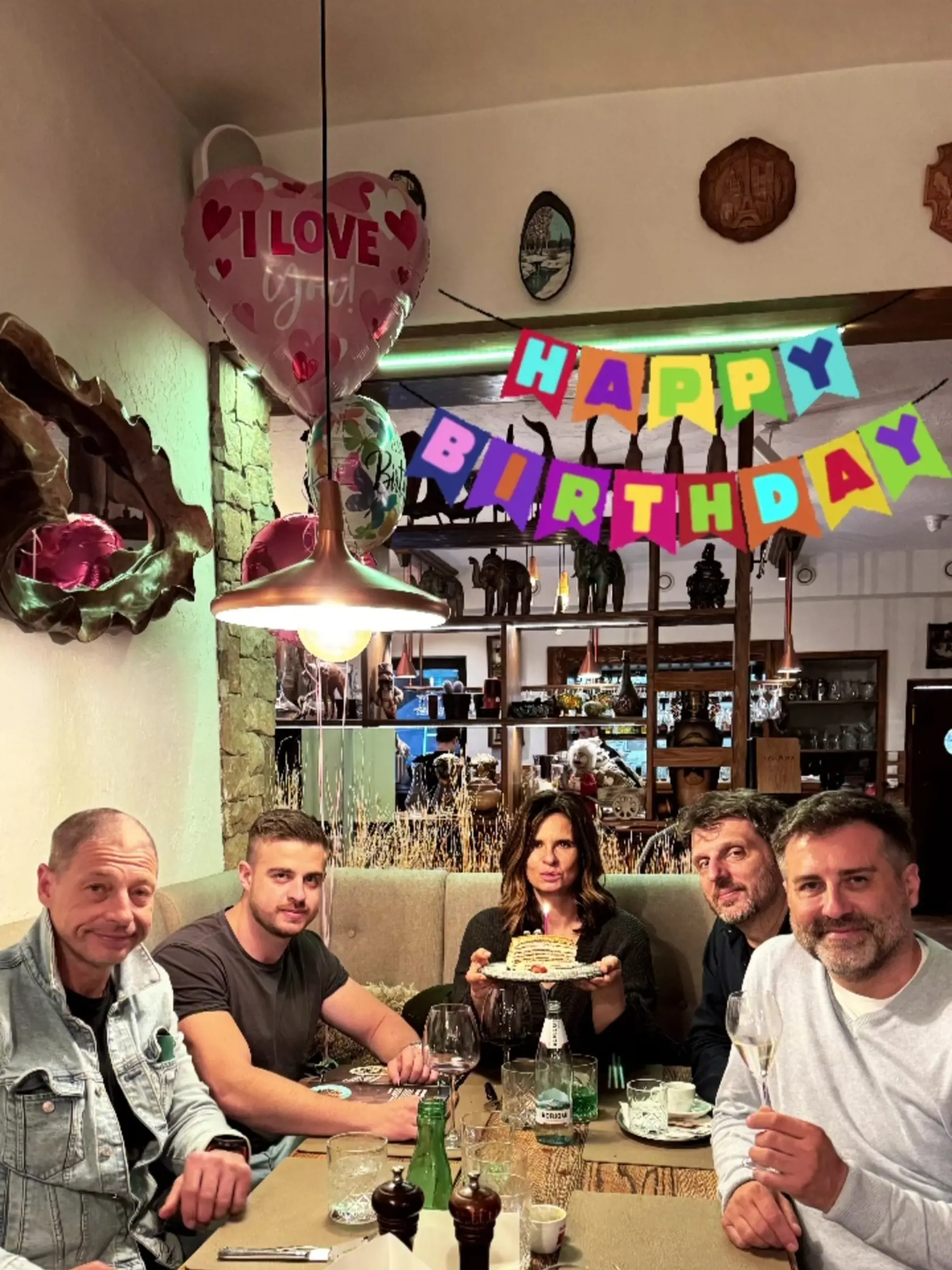 Zuzana oslávila 50-tku s mužmi jej života. Naľavo od nej sedel syn Dávid, vpravo jej priateľ Shooty.  Zuzanin exmanžel Peter Matulík sedel vedľa syna Dávida.