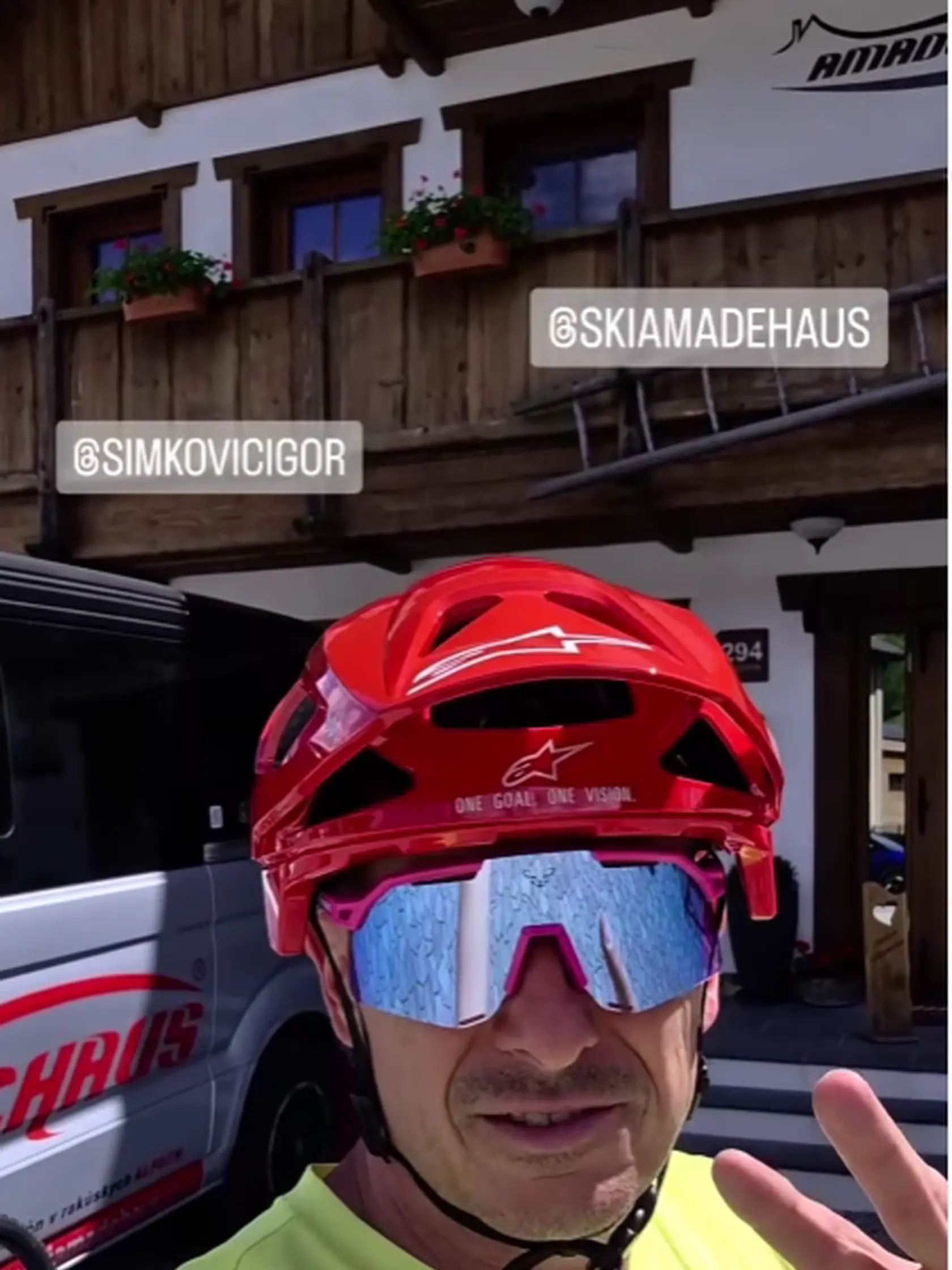 Igor Šimkovič si užíva život bez exmanželky Martiny. Jeho novou láskou je terajšia žena Andrea, motorka a lyže.